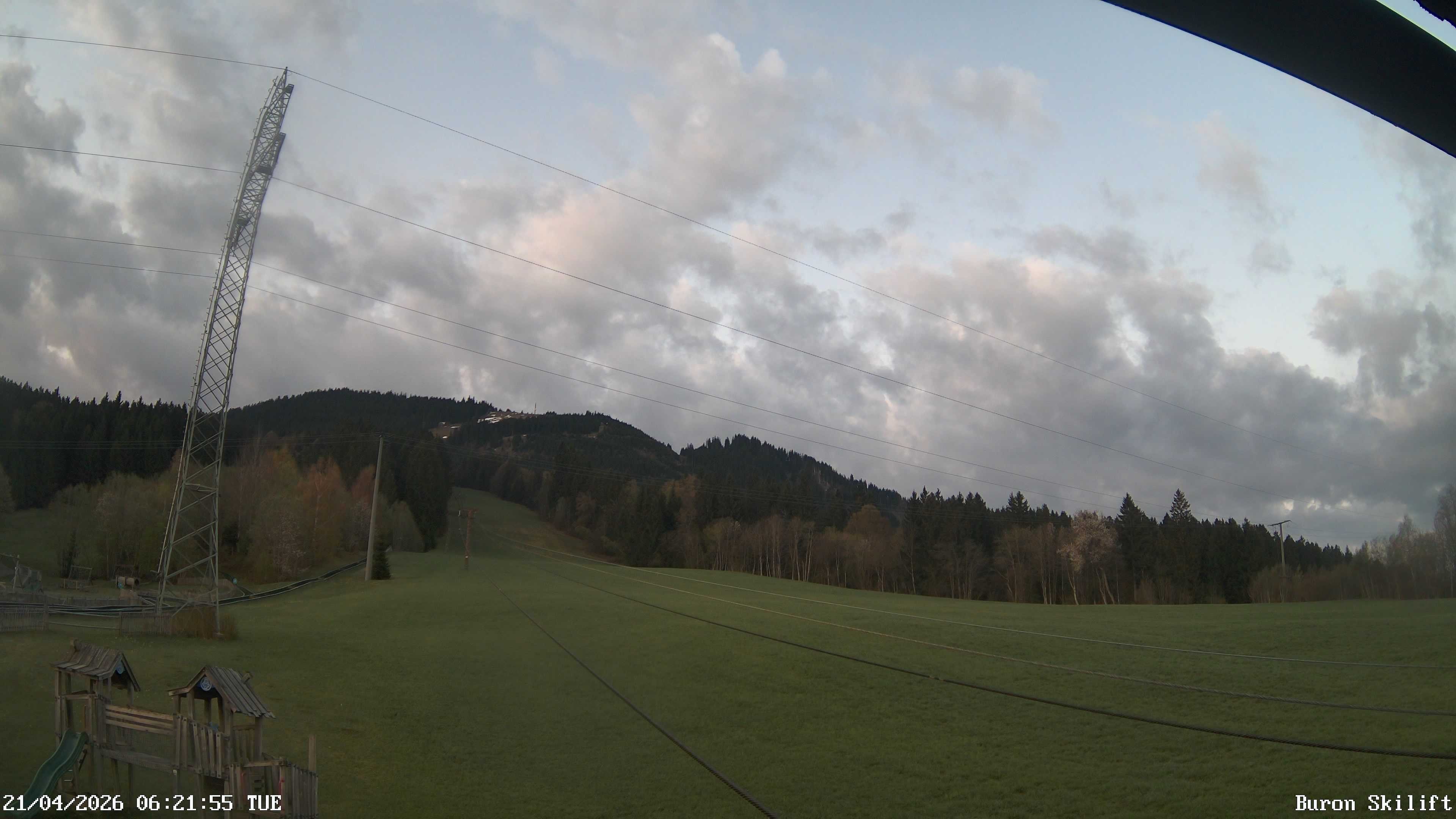 Archiv Foto Webcam Blick von der Talstation des Schlepplifts Buron auf den Lift und die Piste
