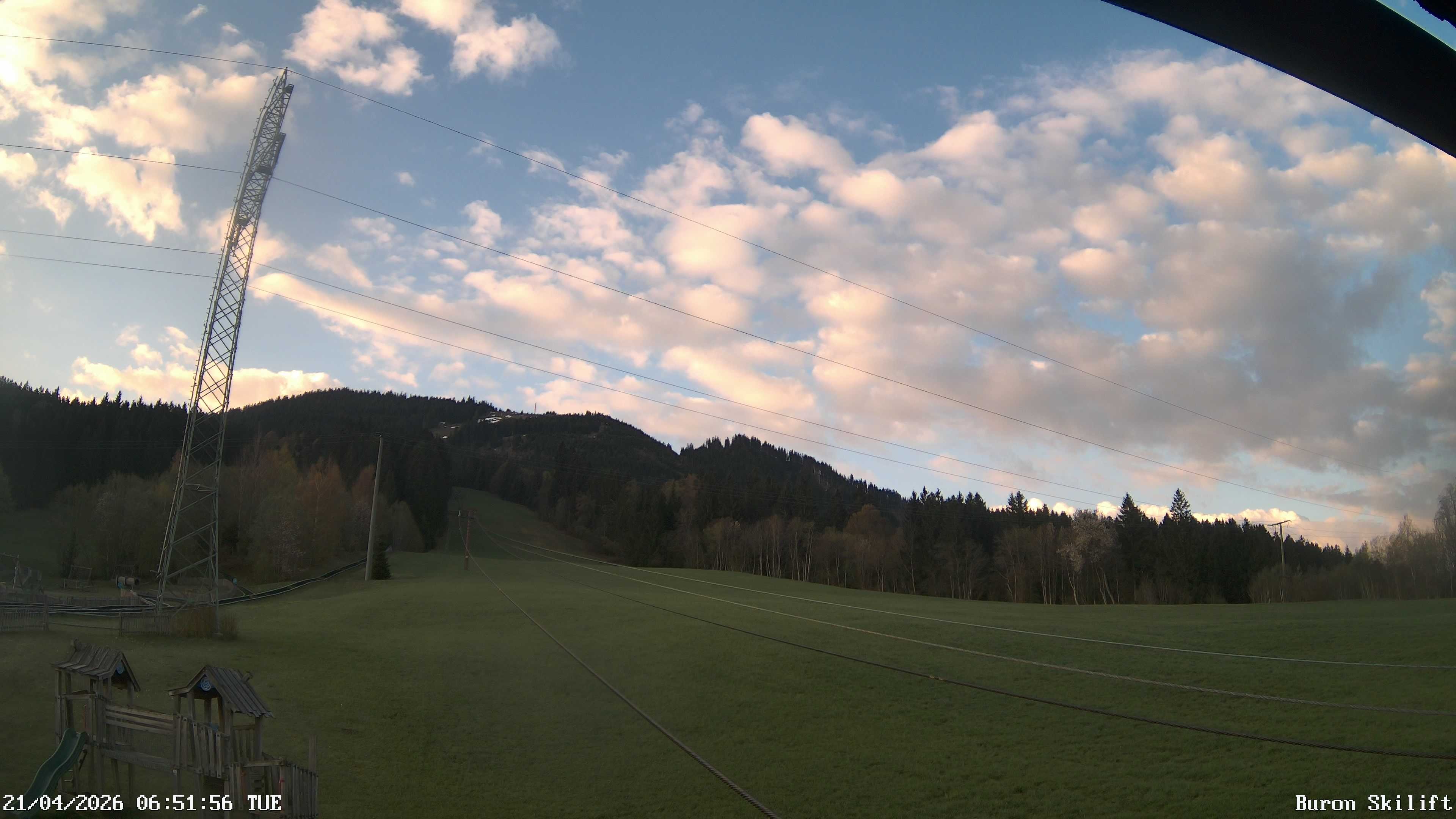 Archiv Foto Webcam Blick von der Talstation des Schlepplifts Buron auf den Lift und die Piste