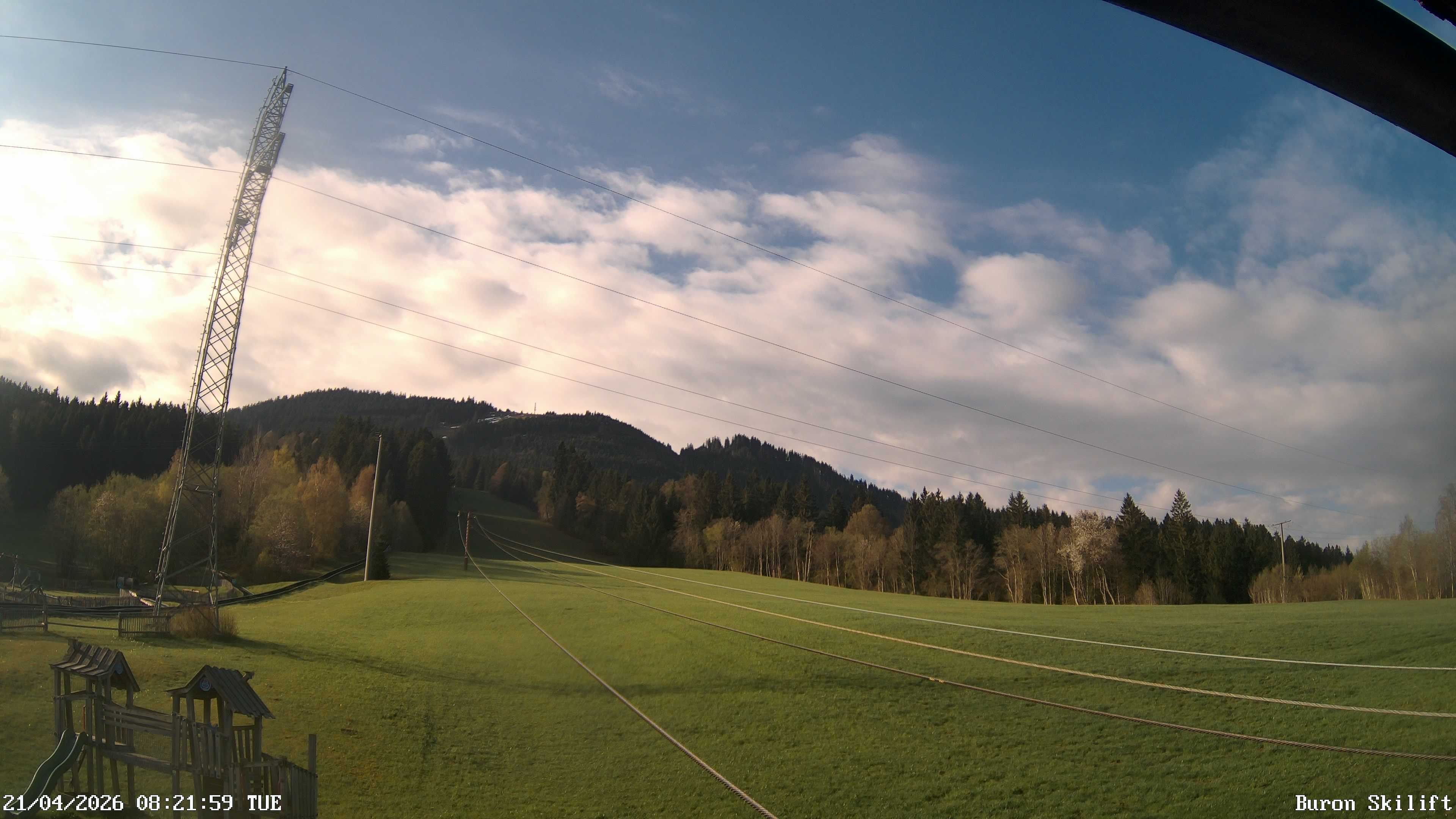 Archiv Foto Webcam Blick von der Talstation des Schlepplifts Buron auf den Lift und die Piste