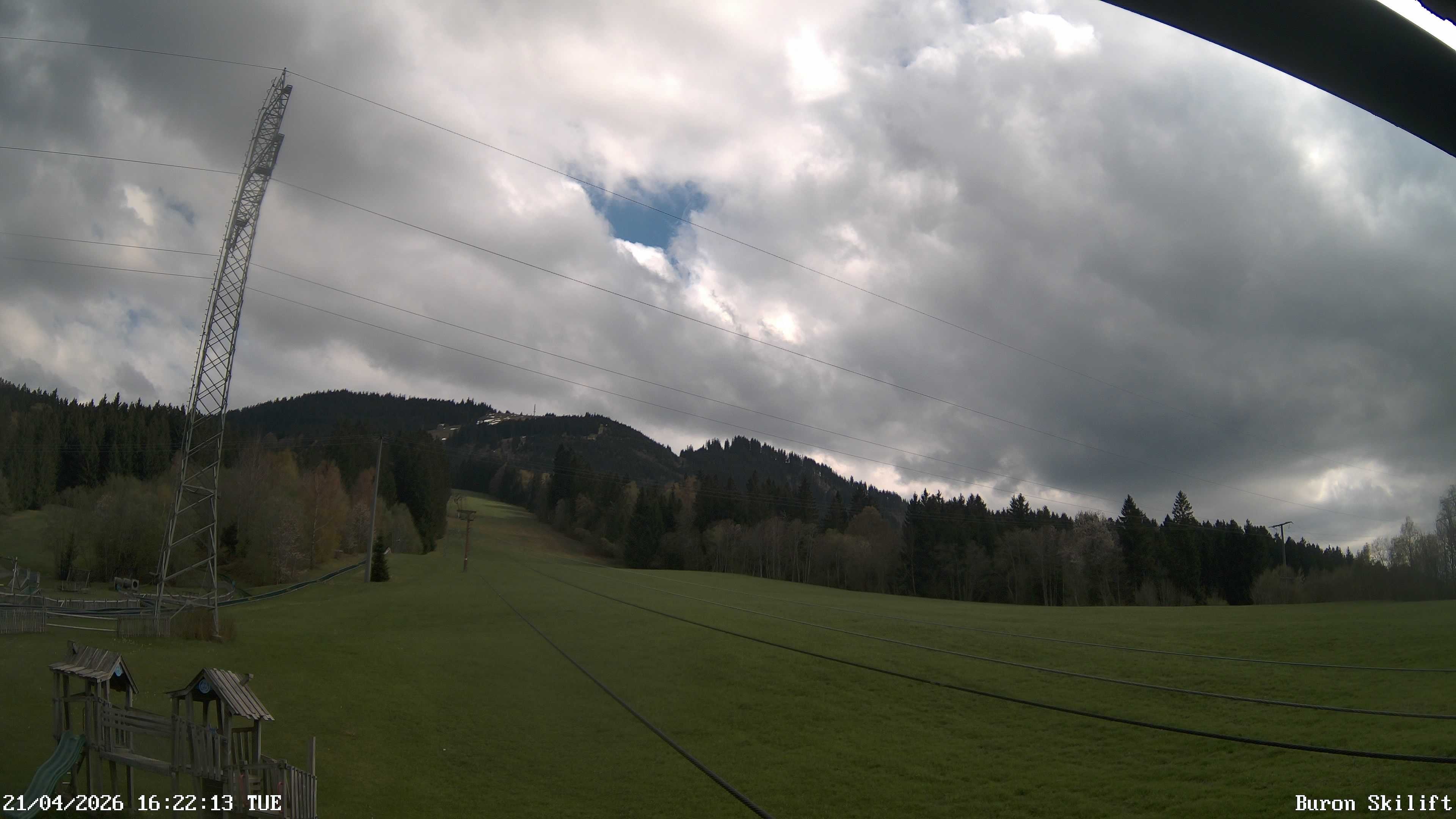 Archiv Foto Webcam Blick von der Talstation des Schlepplifts Buron auf den Lift und die Piste