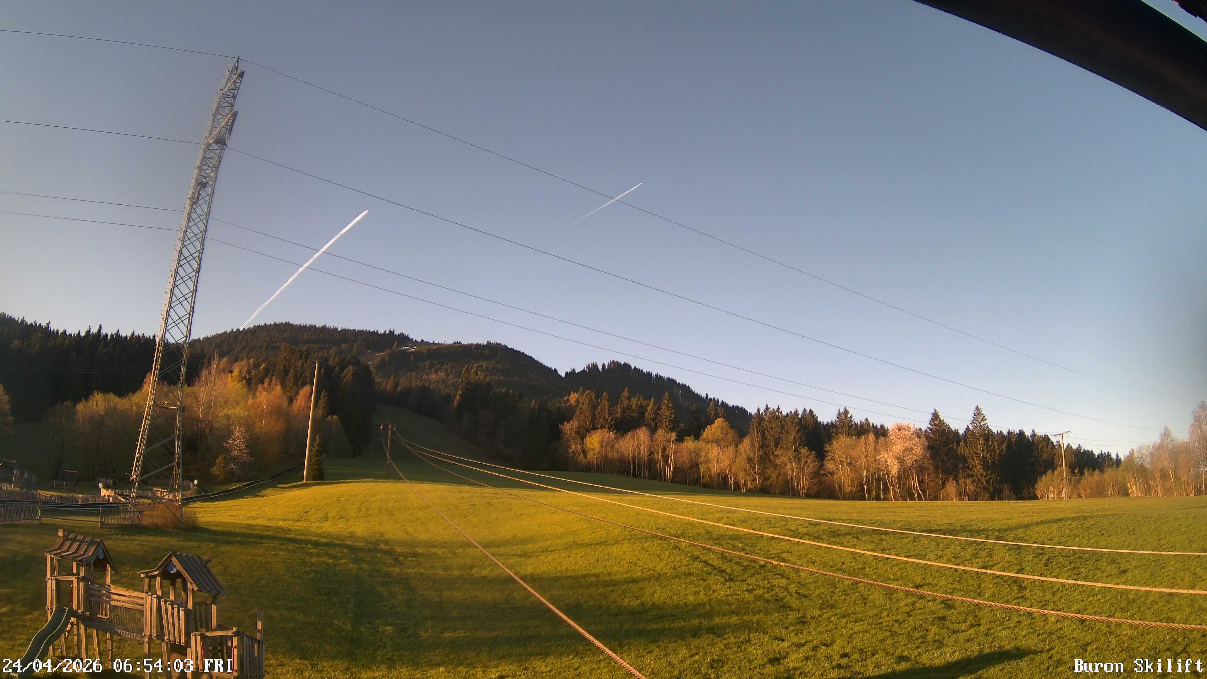 Archiv Foto Webcam Blick von der Talstation des Schlepplifts Buron auf den Lift und die Piste