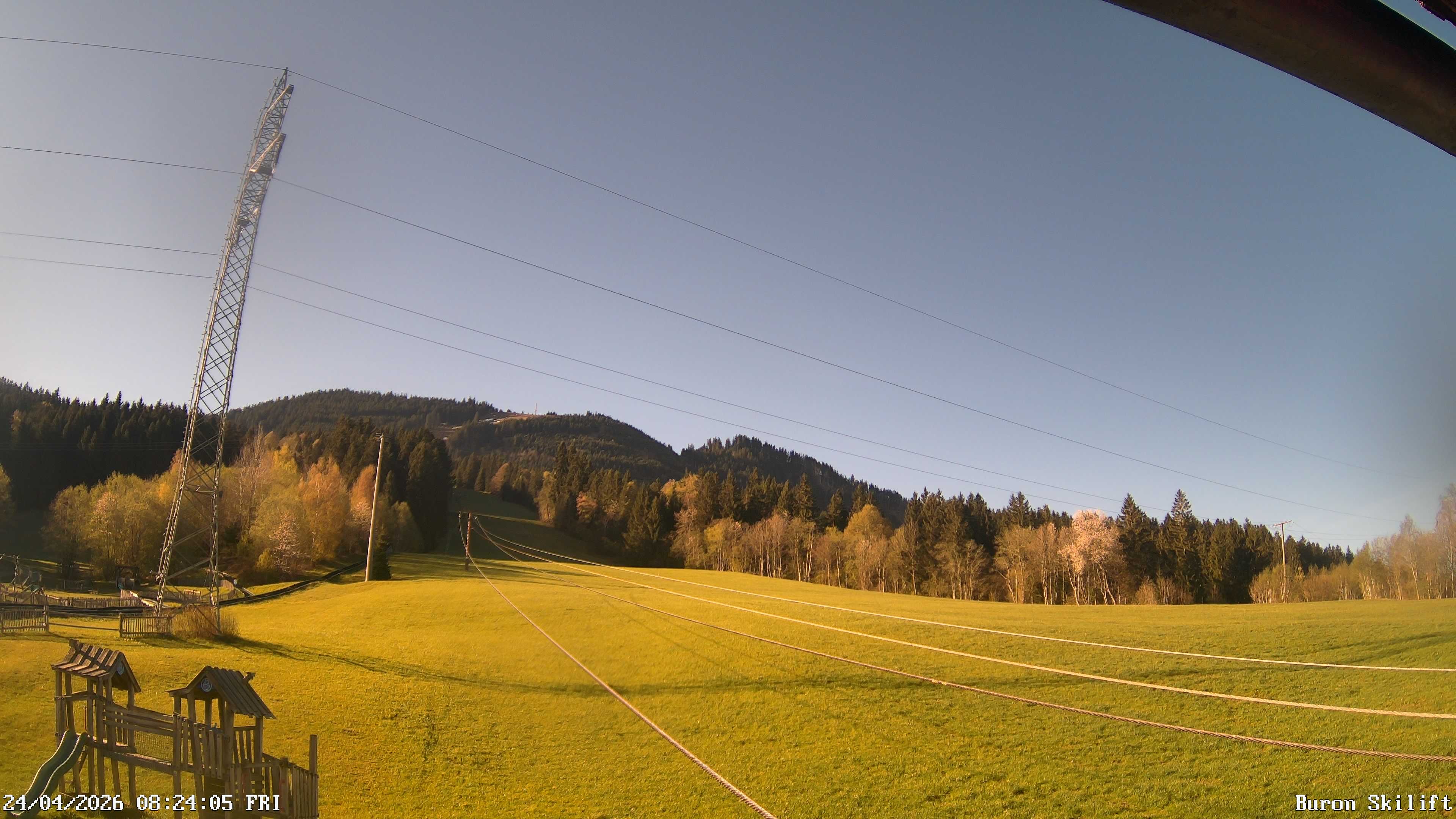 Archiv Foto Webcam Blick von der Talstation des Schlepplifts Buron auf den Lift und die Piste