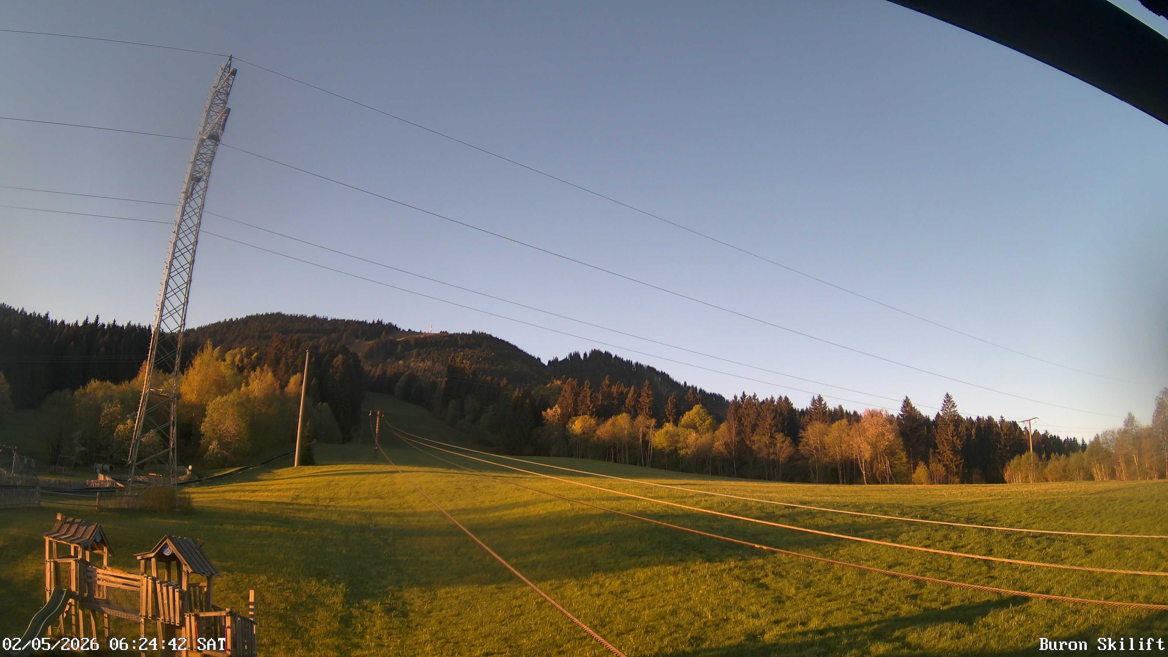 Archiv Foto Webcam Blick von der Talstation des Schlepplifts Buron auf den Lift und die Piste
