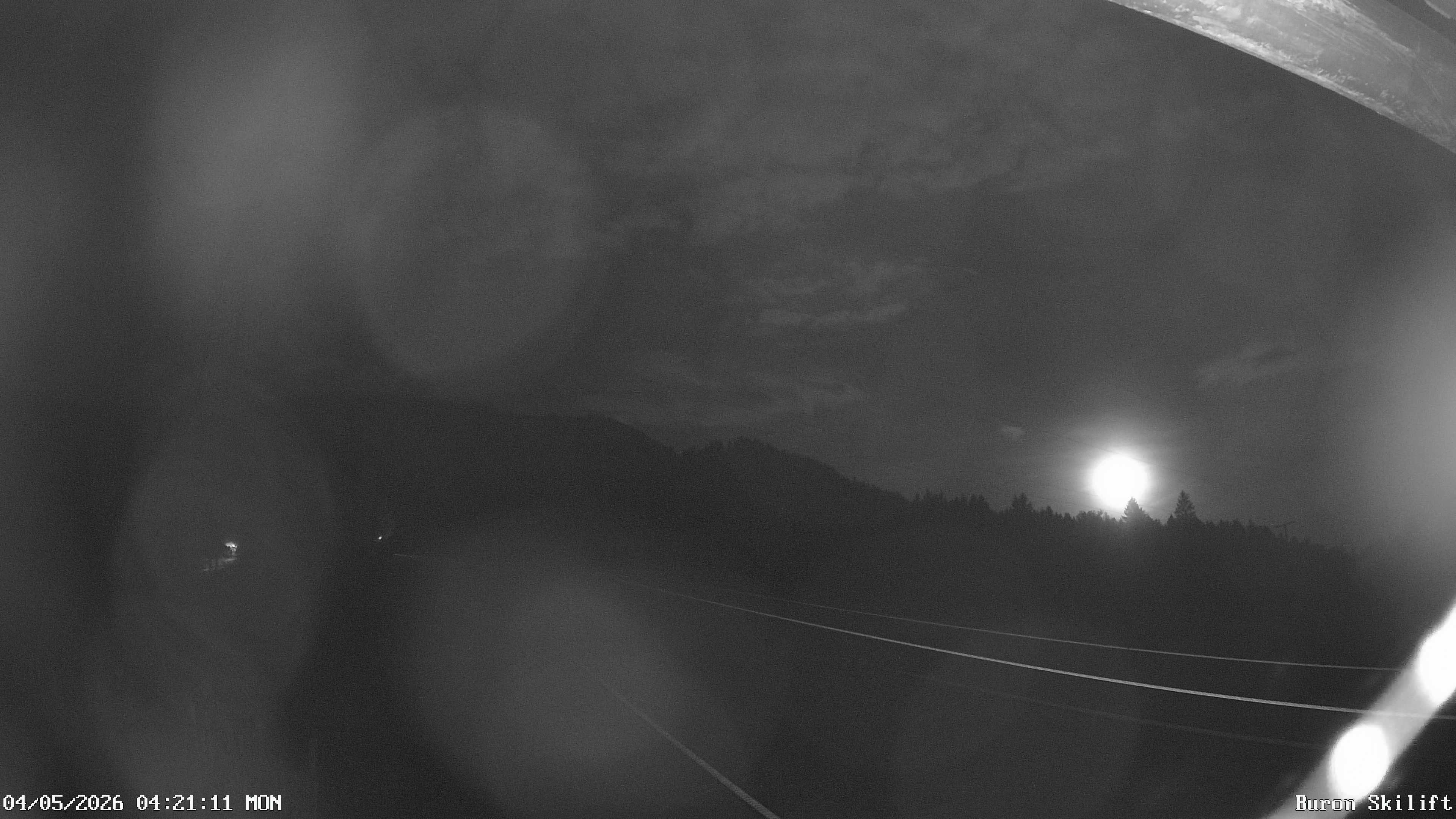 Archiv Foto Webcam Blick von der Talstation des Schlepplifts Buron auf den Lift und die Piste