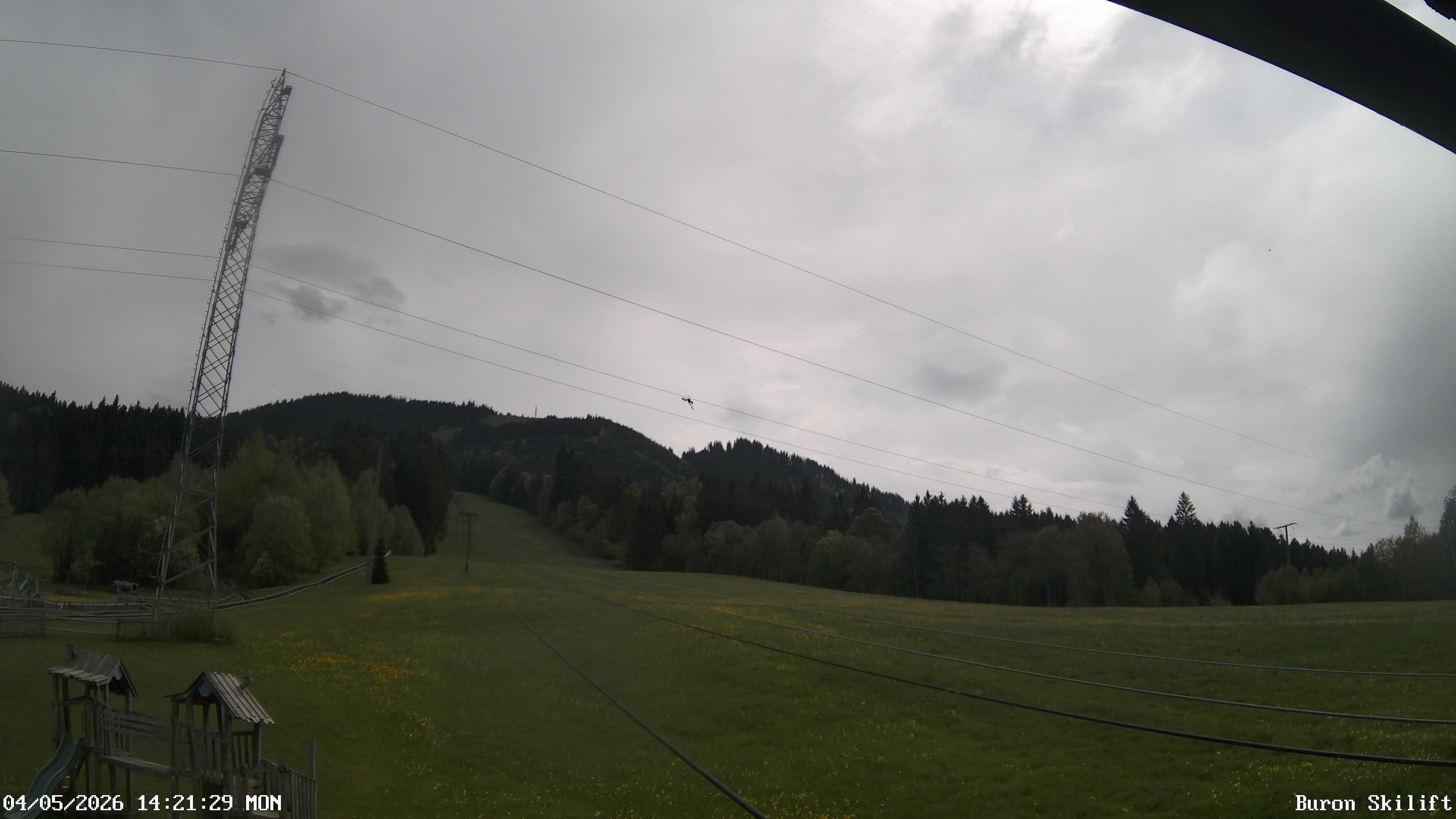 Archiv Foto Webcam Blick von der Talstation des Schlepplifts Buron auf den Lift und die Piste