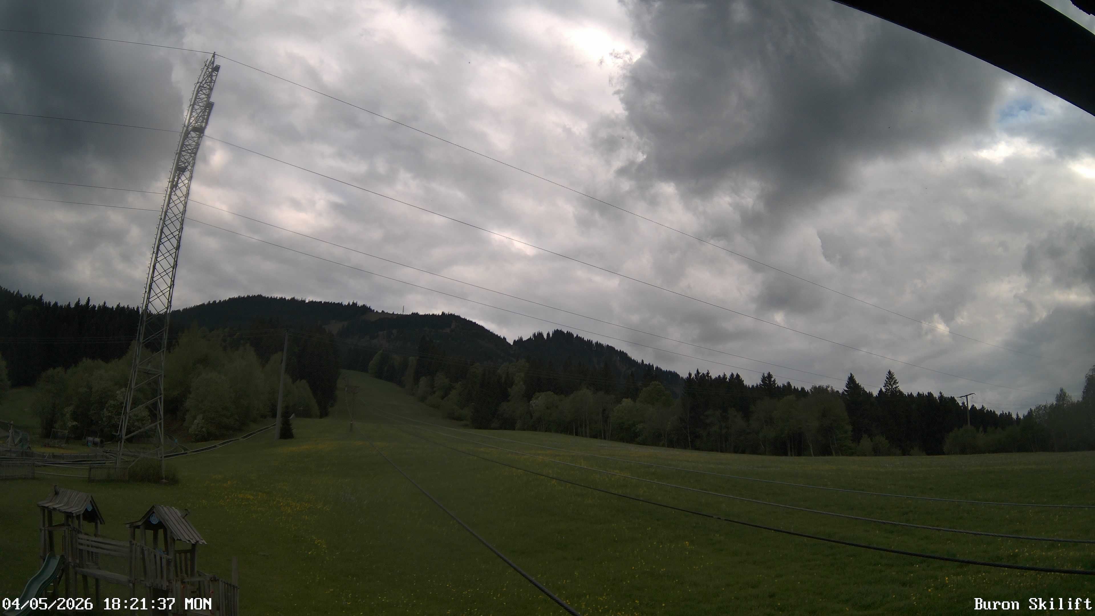 Archiv Foto Webcam Blick von der Talstation des Schlepplifts Buron auf den Lift und die Piste
