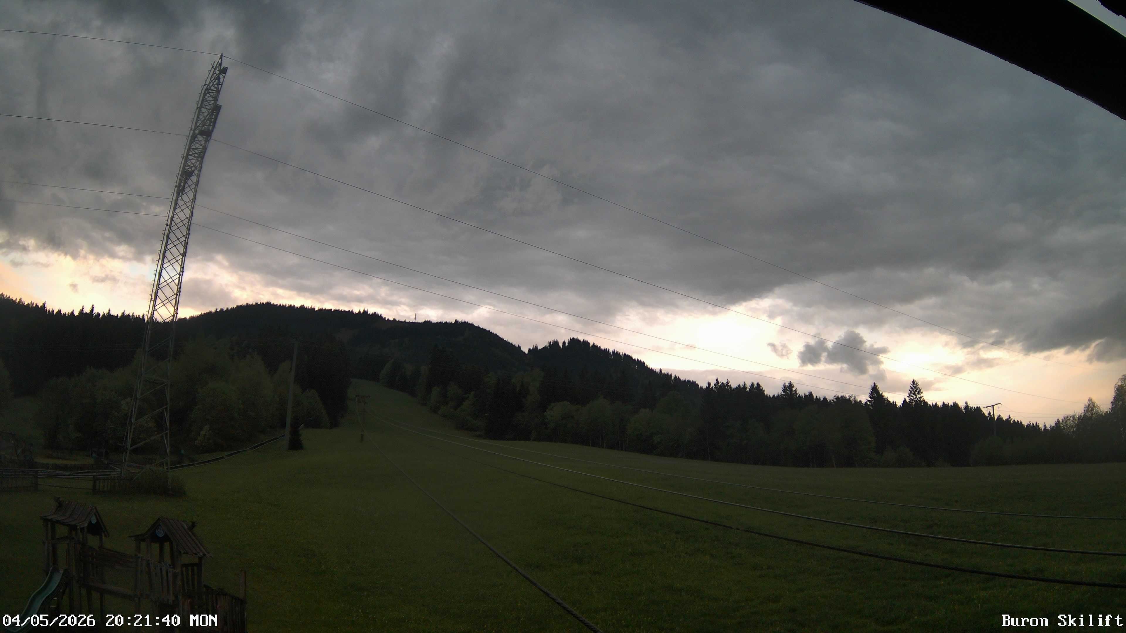 Archiv Foto Webcam Blick von der Talstation des Schlepplifts Buron auf den Lift und die Piste