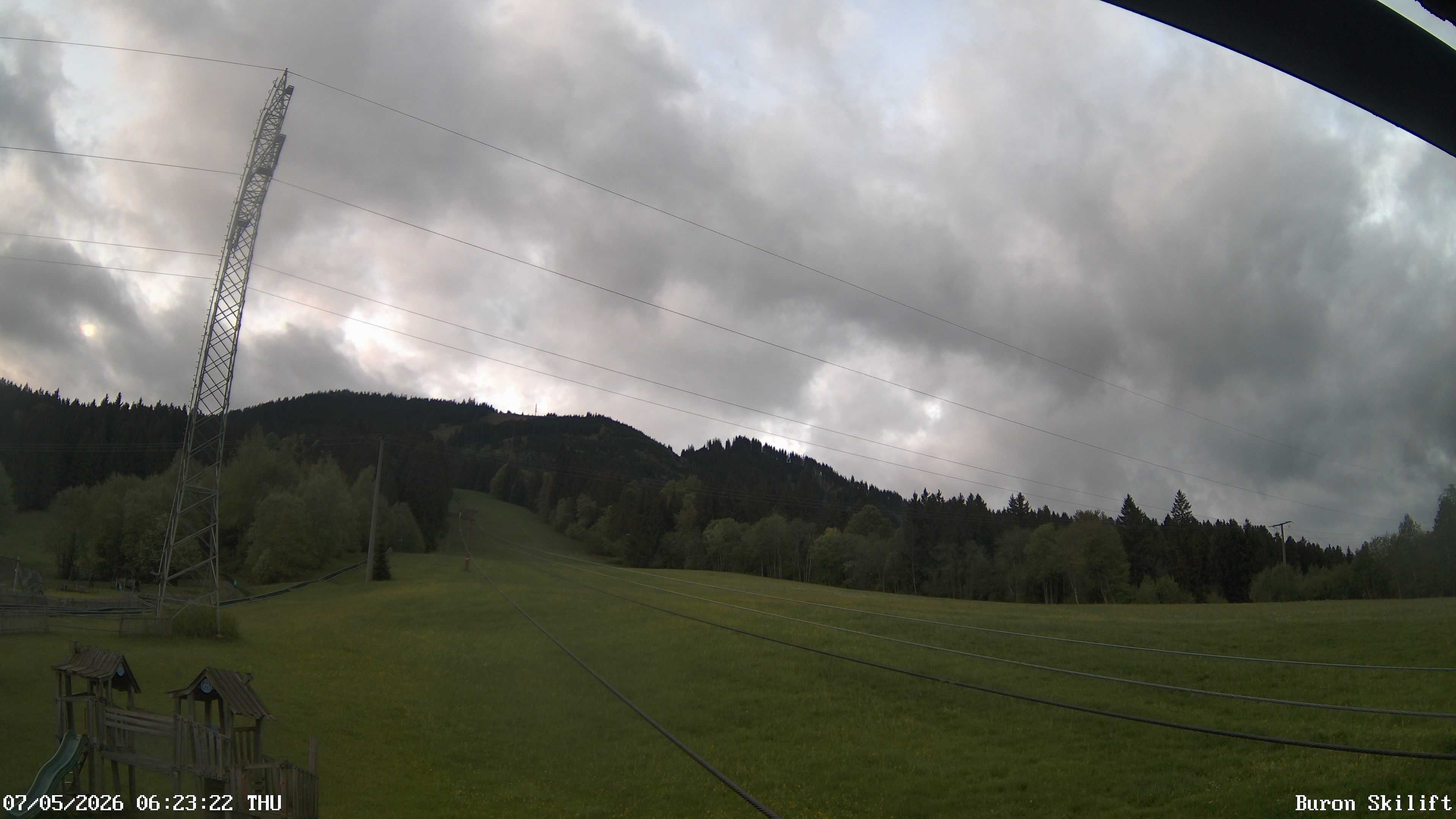 Archiv Foto Webcam Blick von der Talstation des Schlepplifts Buron auf den Lift und die Piste