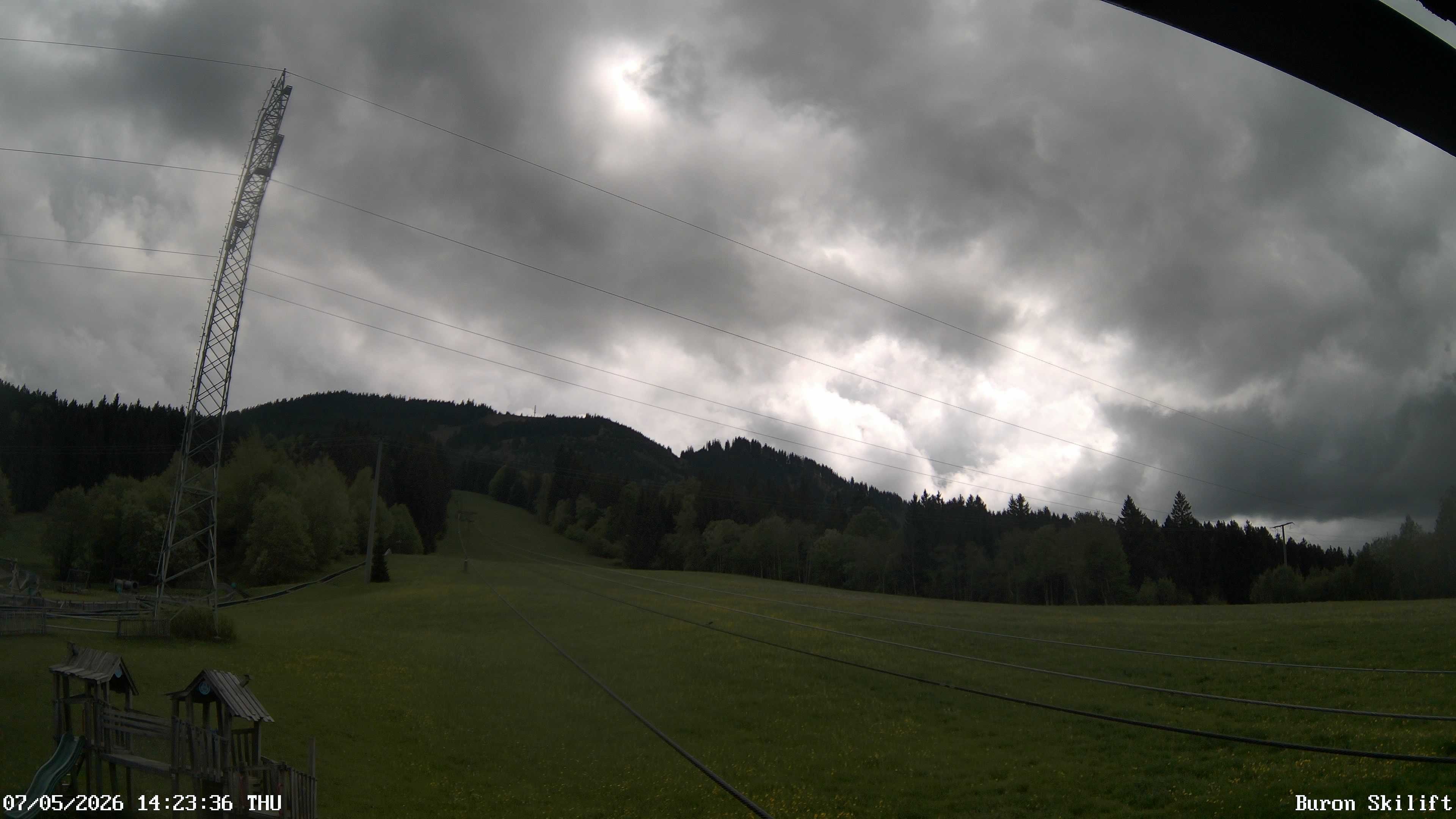 Archiv Foto Webcam Blick von der Talstation des Schlepplifts Buron auf den Lift und die Piste
