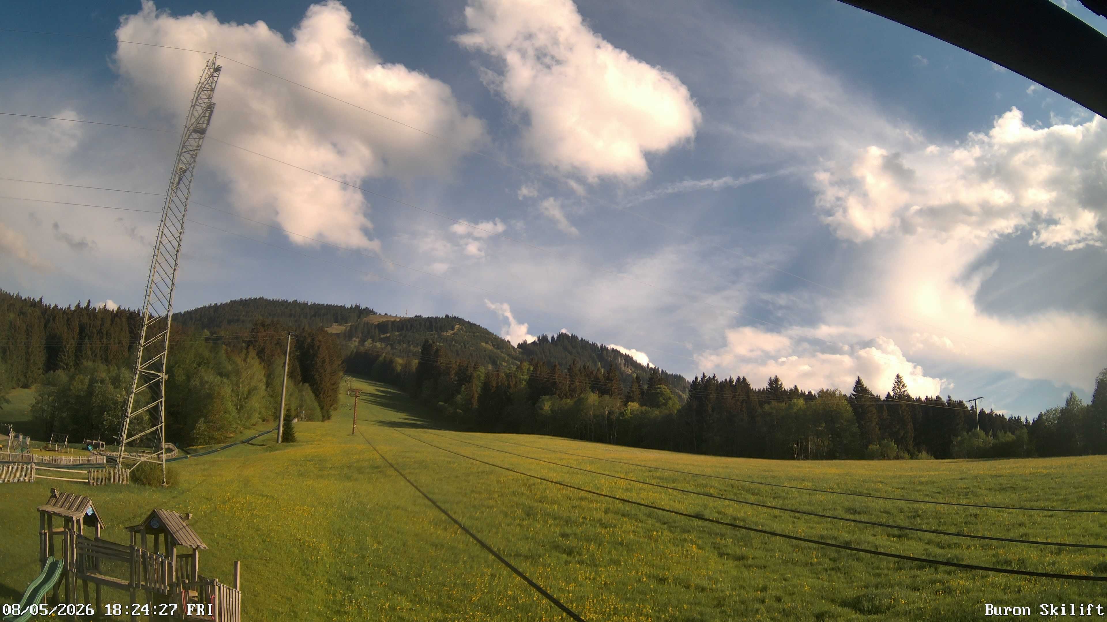 Archiv Foto Webcam Blick von der Talstation des Schlepplifts Buron auf den Lift und die Piste