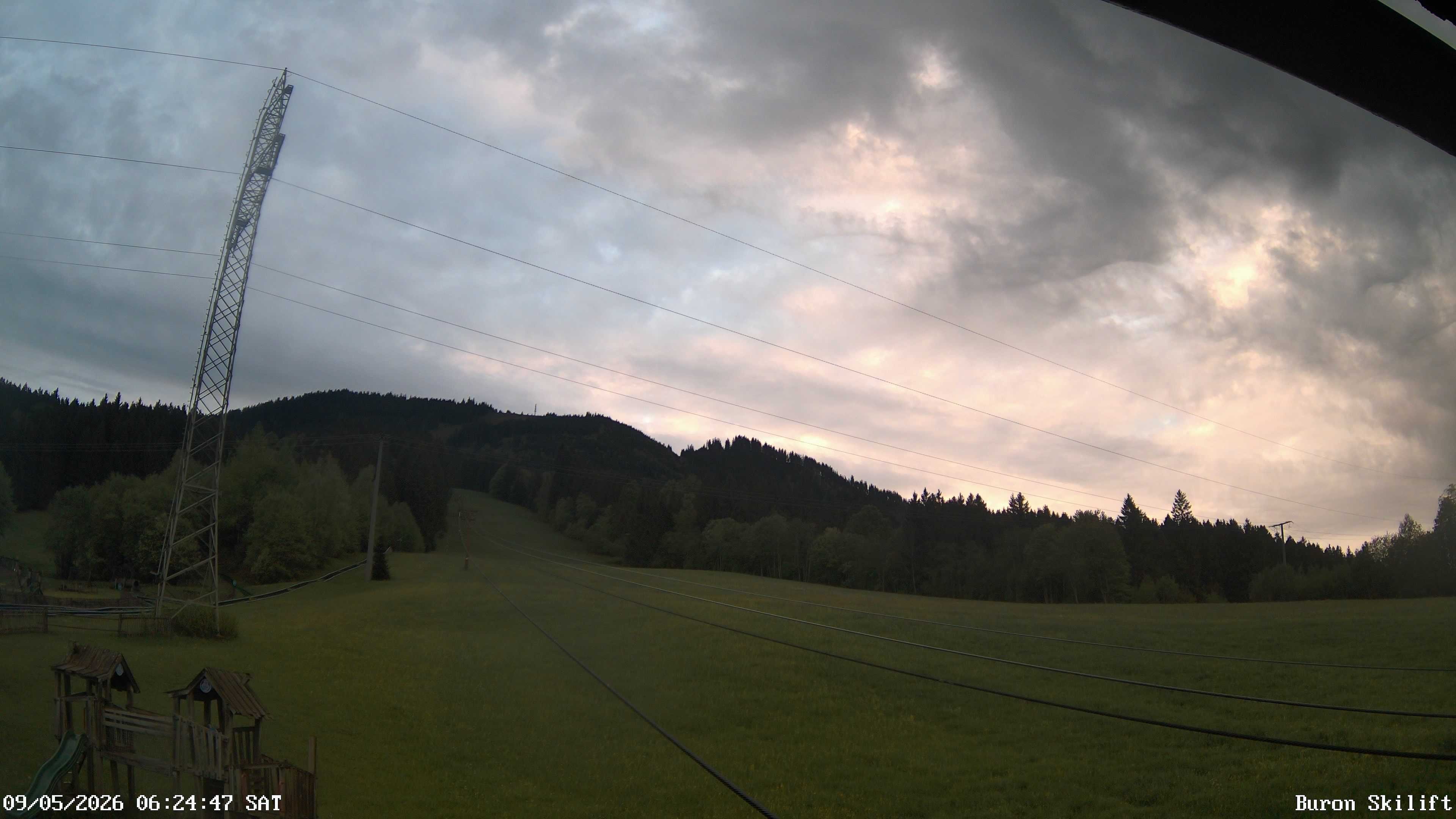 Archiv Foto Webcam Blick von der Talstation des Schlepplifts Buron auf den Lift und die Piste