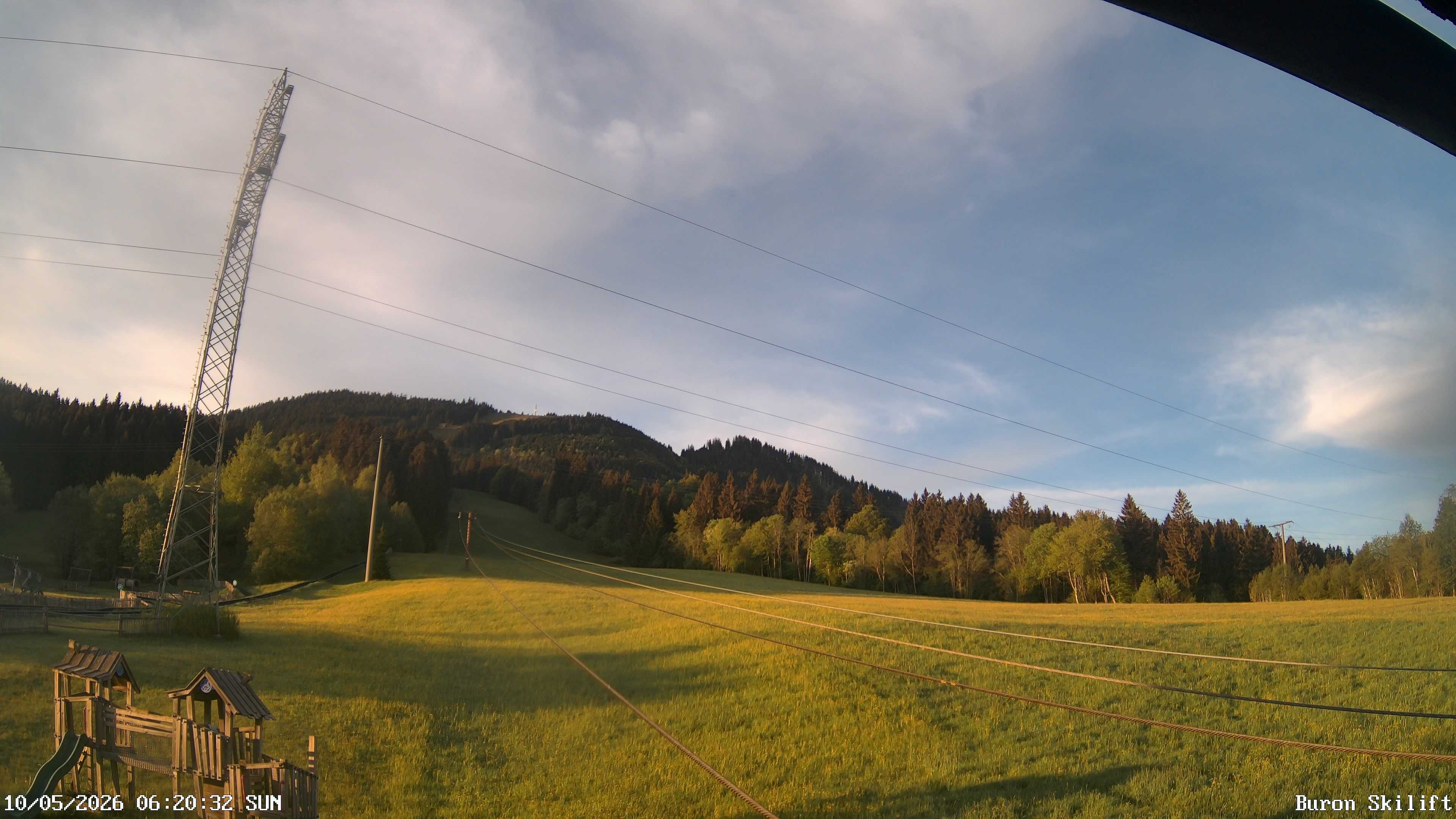 Archiv Foto Webcam Blick von der Talstation des Schlepplifts Buron auf den Lift und die Piste