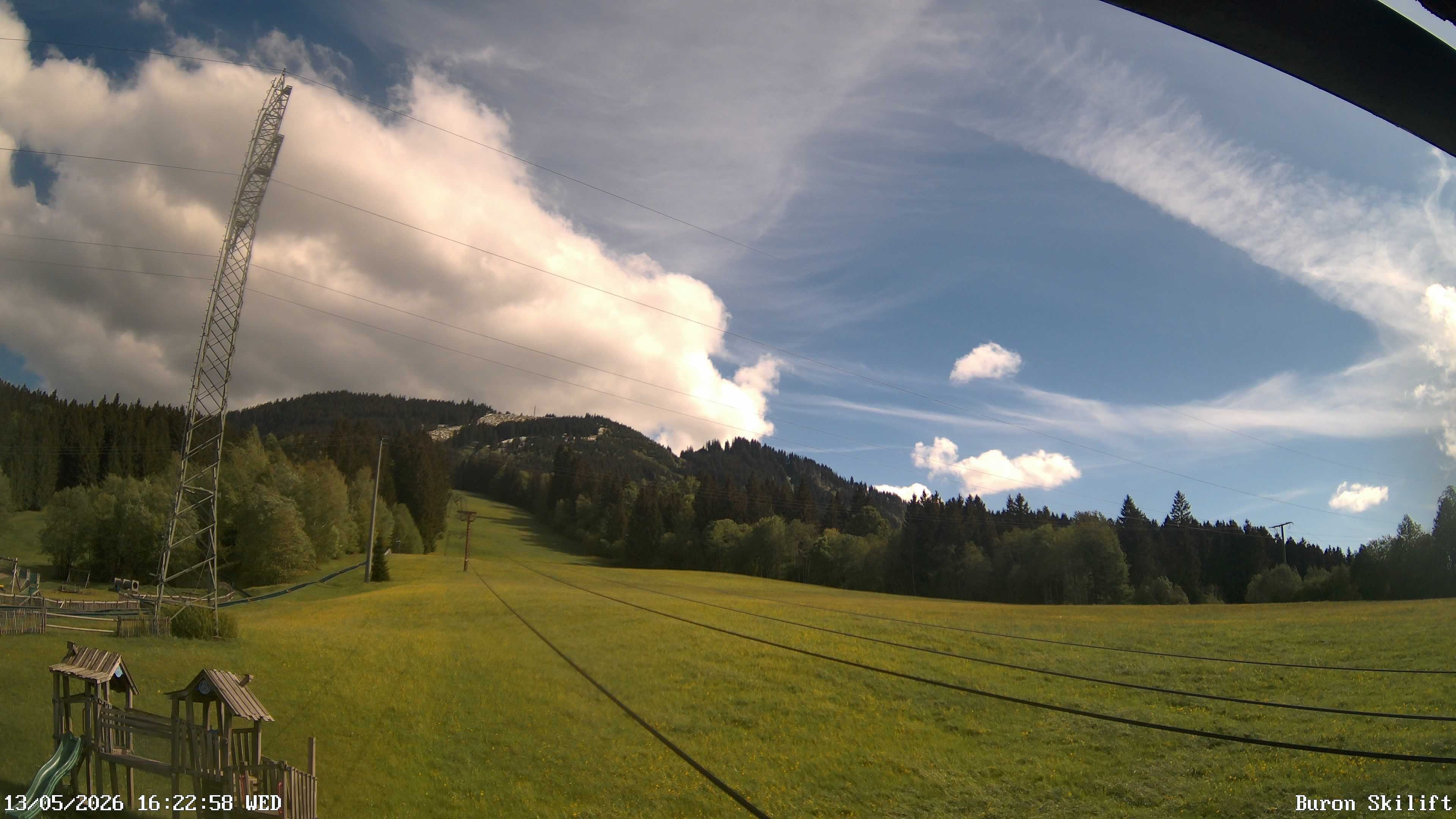 Archiv Foto Webcam Blick von der Talstation des Schlepplifts Buron auf den Lift und die Piste