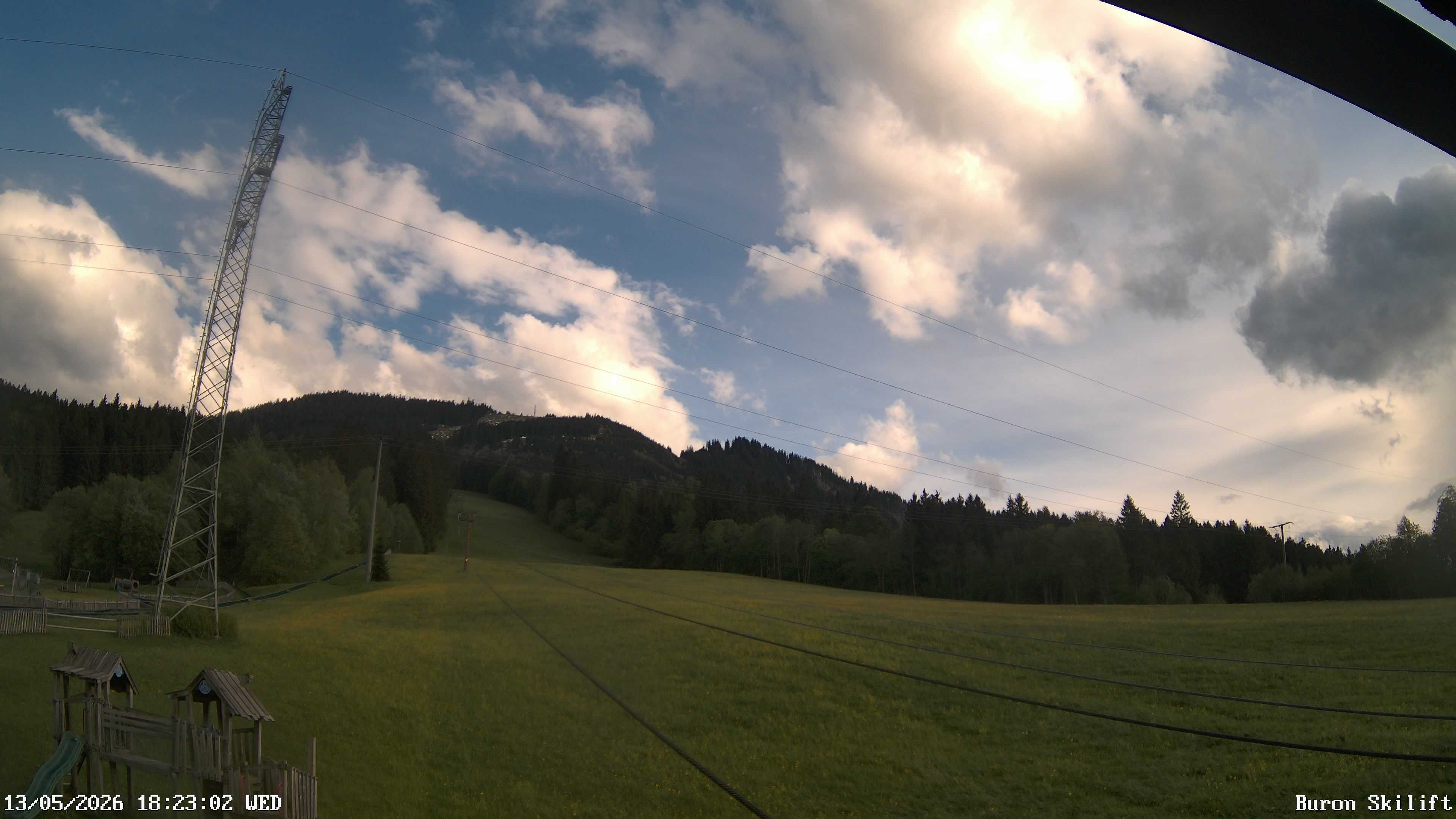 Archiv Foto Webcam Blick von der Talstation des Schlepplifts Buron auf den Lift und die Piste