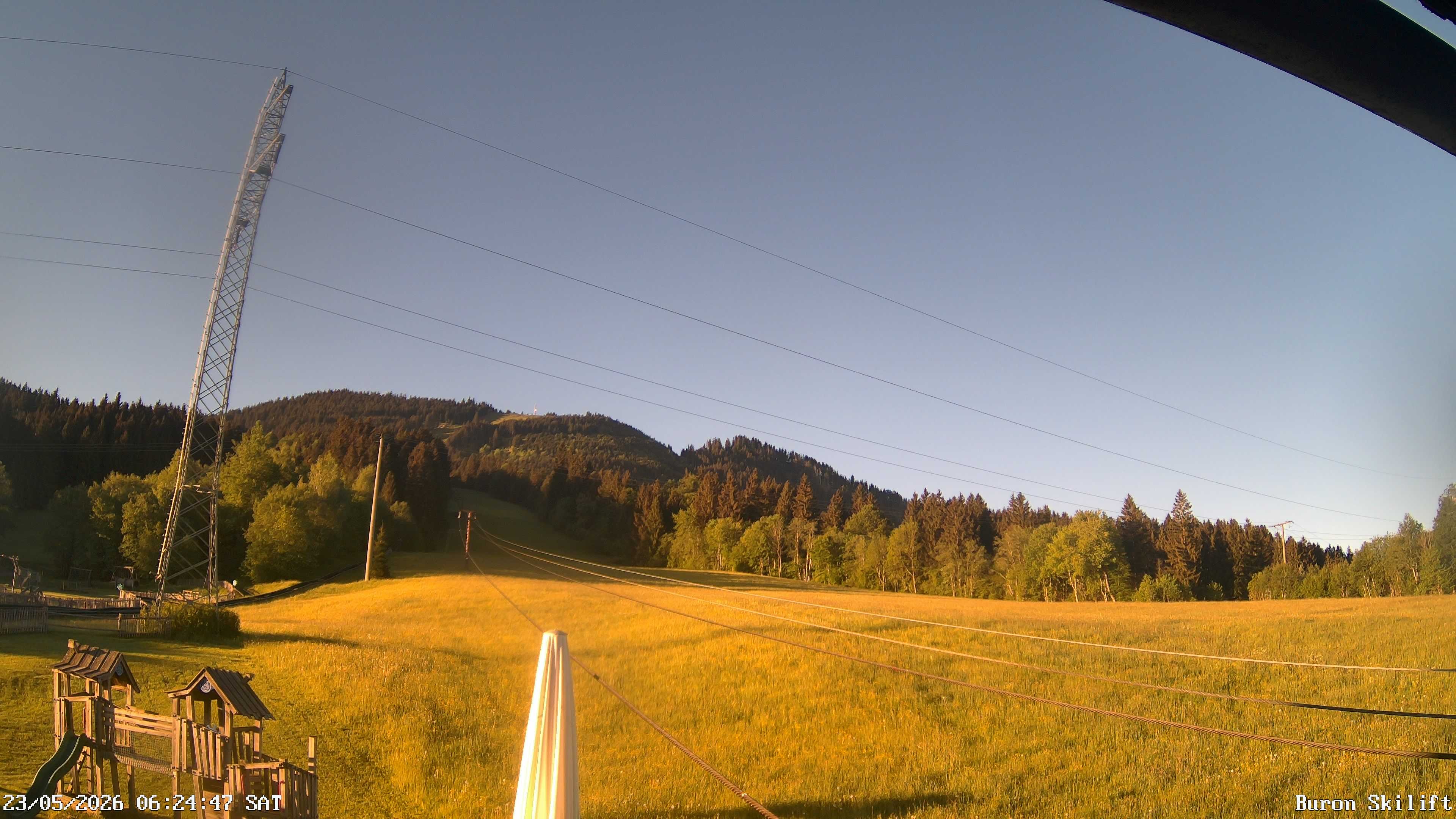 Archiv Foto Webcam Blick von der Talstation des Schlepplifts Buron auf den Lift und die Piste
