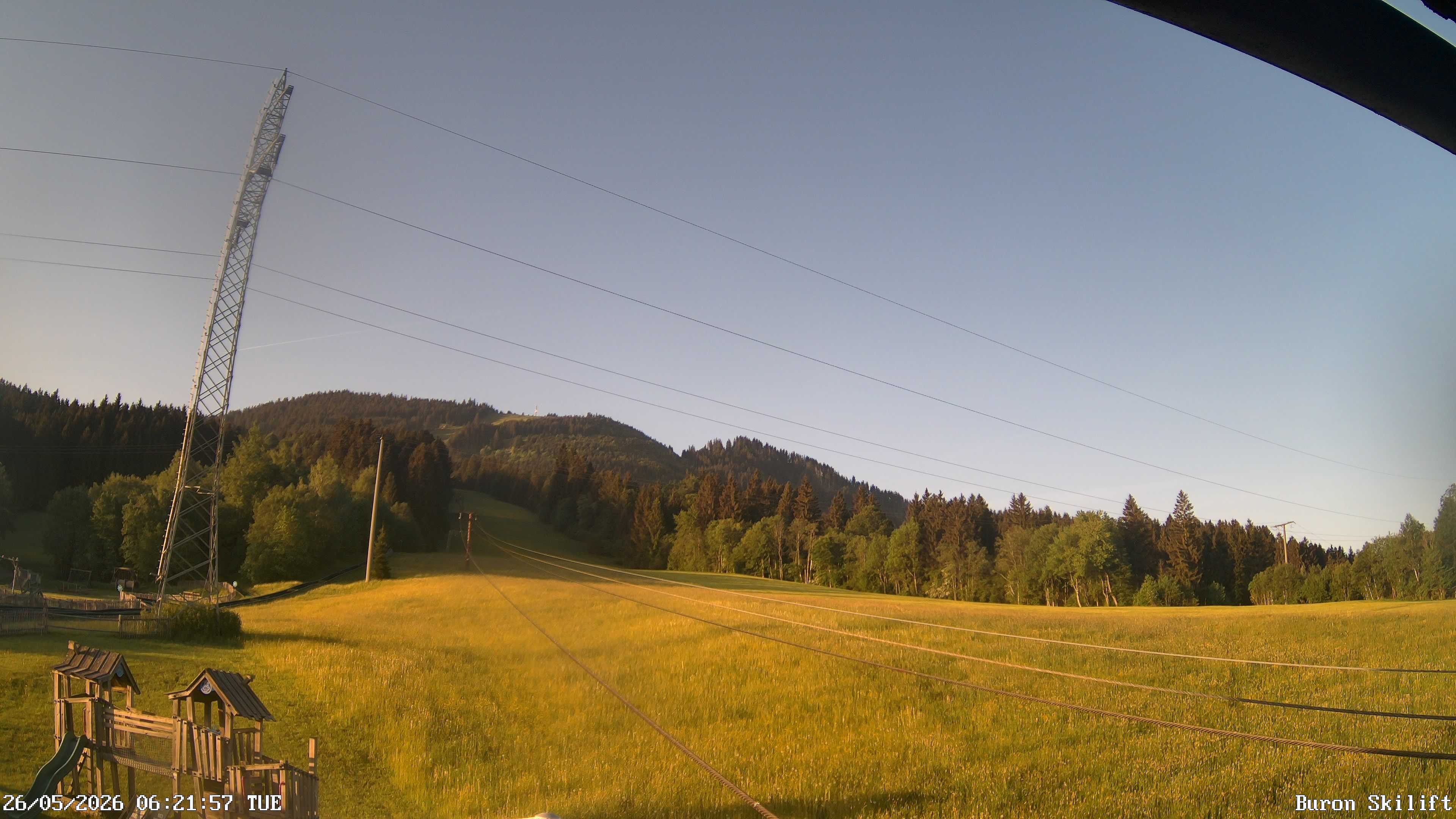 Archiv Foto Webcam Blick von der Talstation des Schlepplifts Buron auf den Lift und die Piste