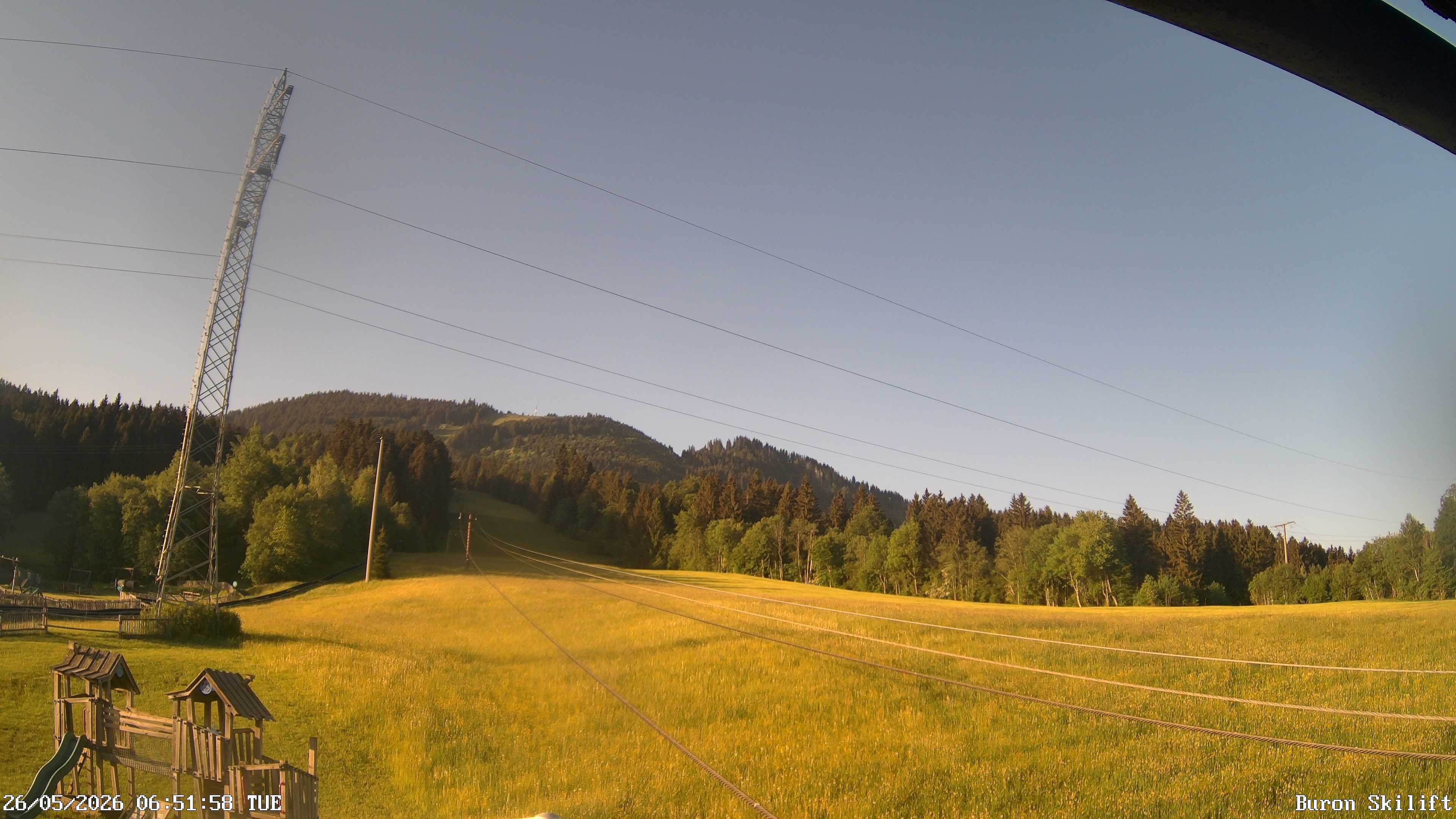 Archiv Foto Webcam Blick von der Talstation des Schlepplifts Buron auf den Lift und die Piste