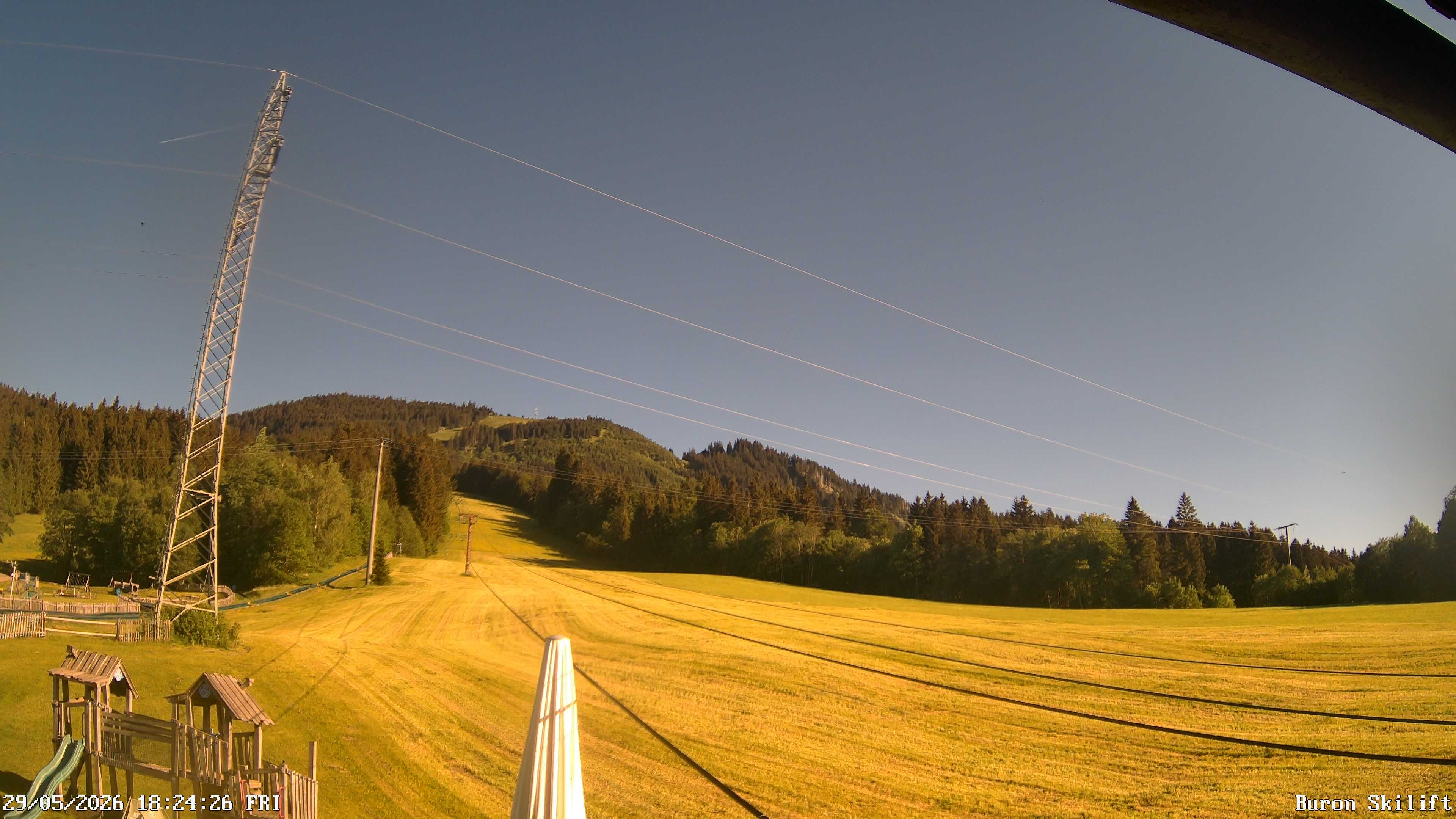 Archiv Foto Webcam Blick von der Talstation des Schlepplifts Buron auf den Lift und die Piste