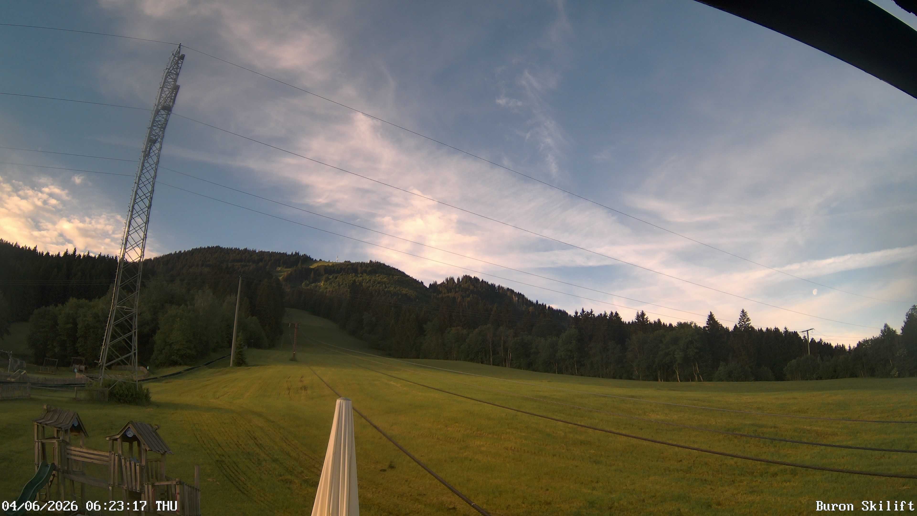 Archiv Foto Webcam Blick von der Talstation des Schlepplifts Buron auf den Lift und die Piste