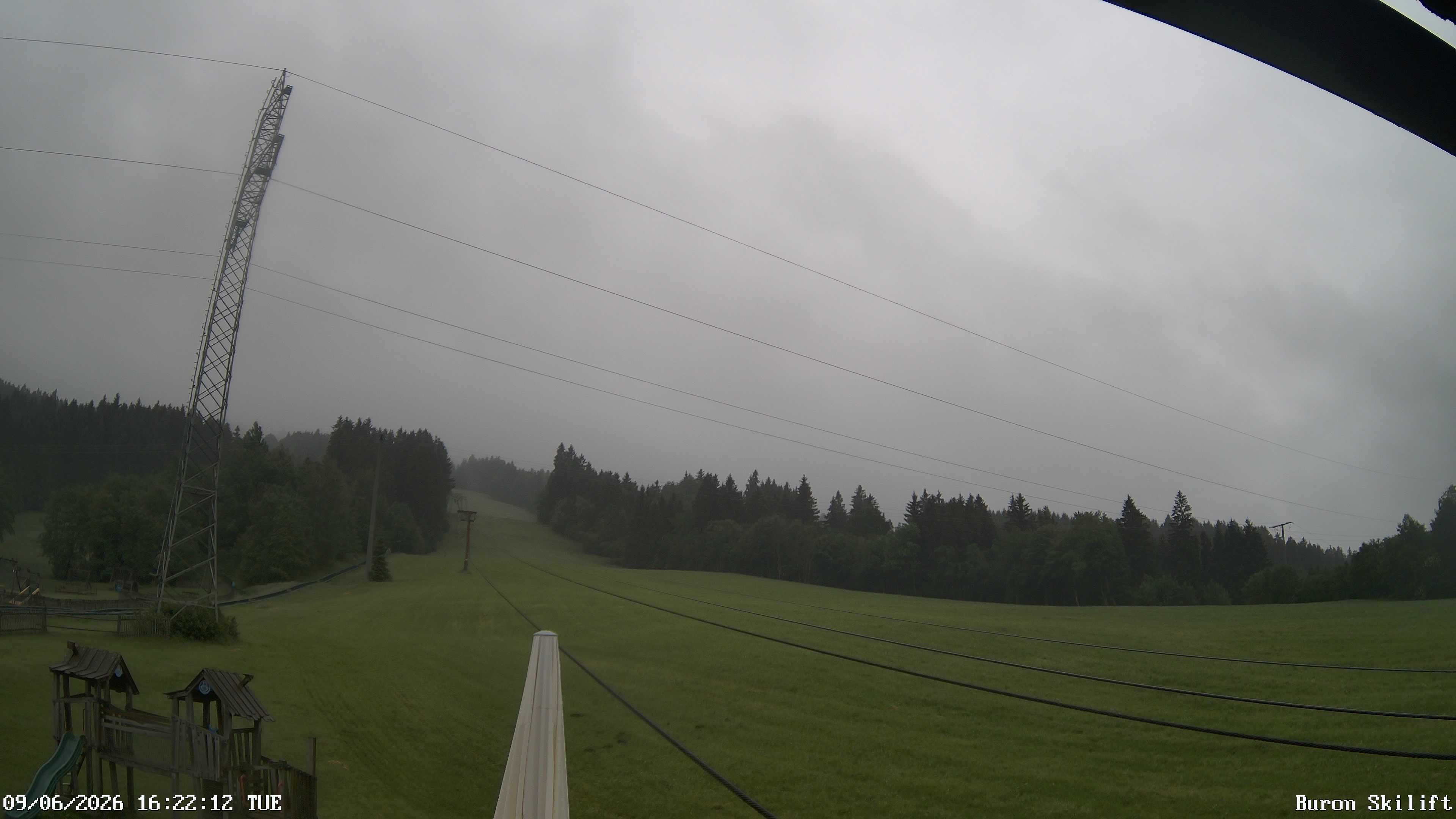 Archiv Foto Webcam Blick von der Talstation des Schlepplifts Buron auf den Lift und die Piste
