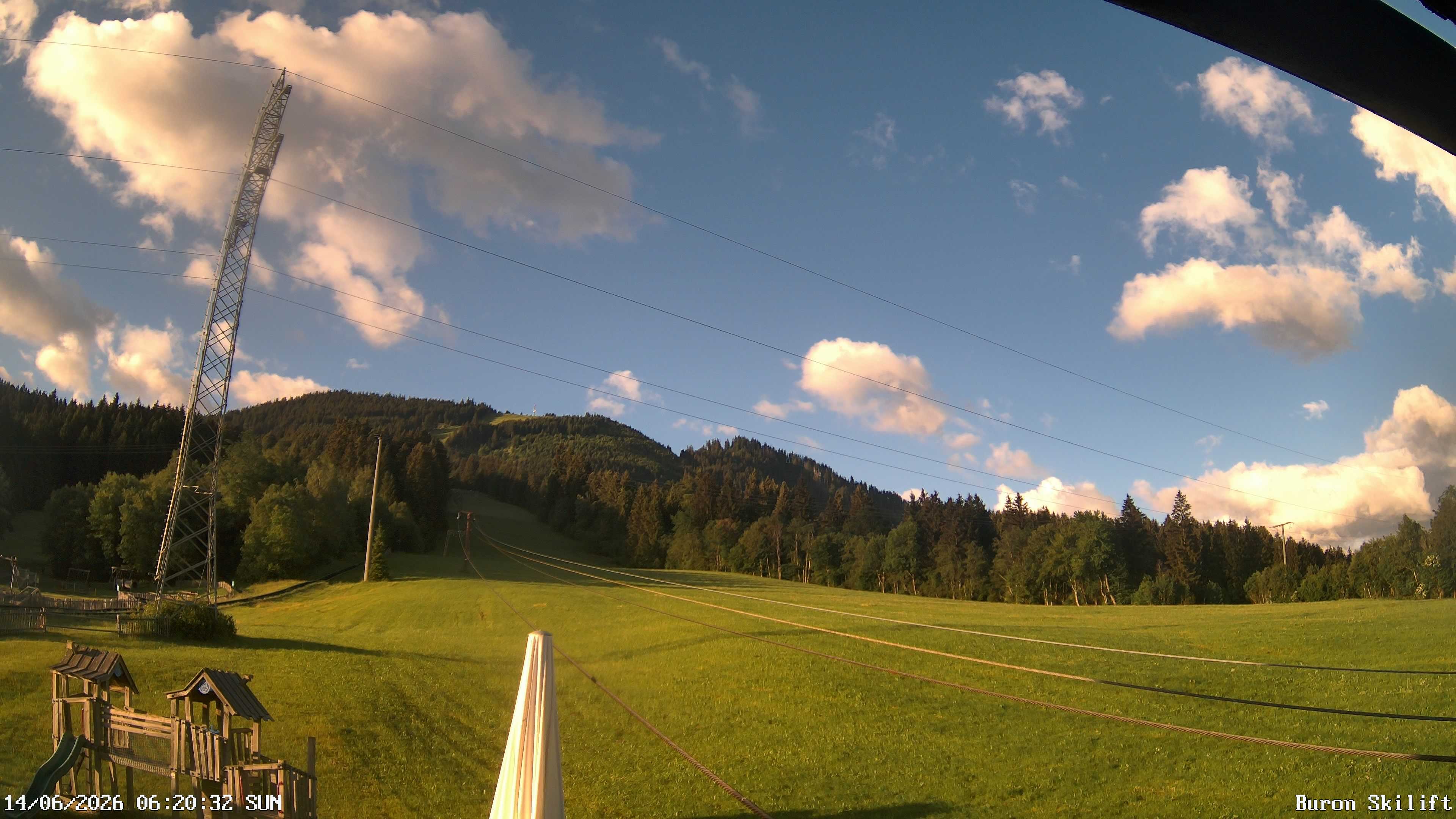 Archiv Foto Webcam Blick von der Talstation des Schlepplifts Buron auf den Lift und die Piste