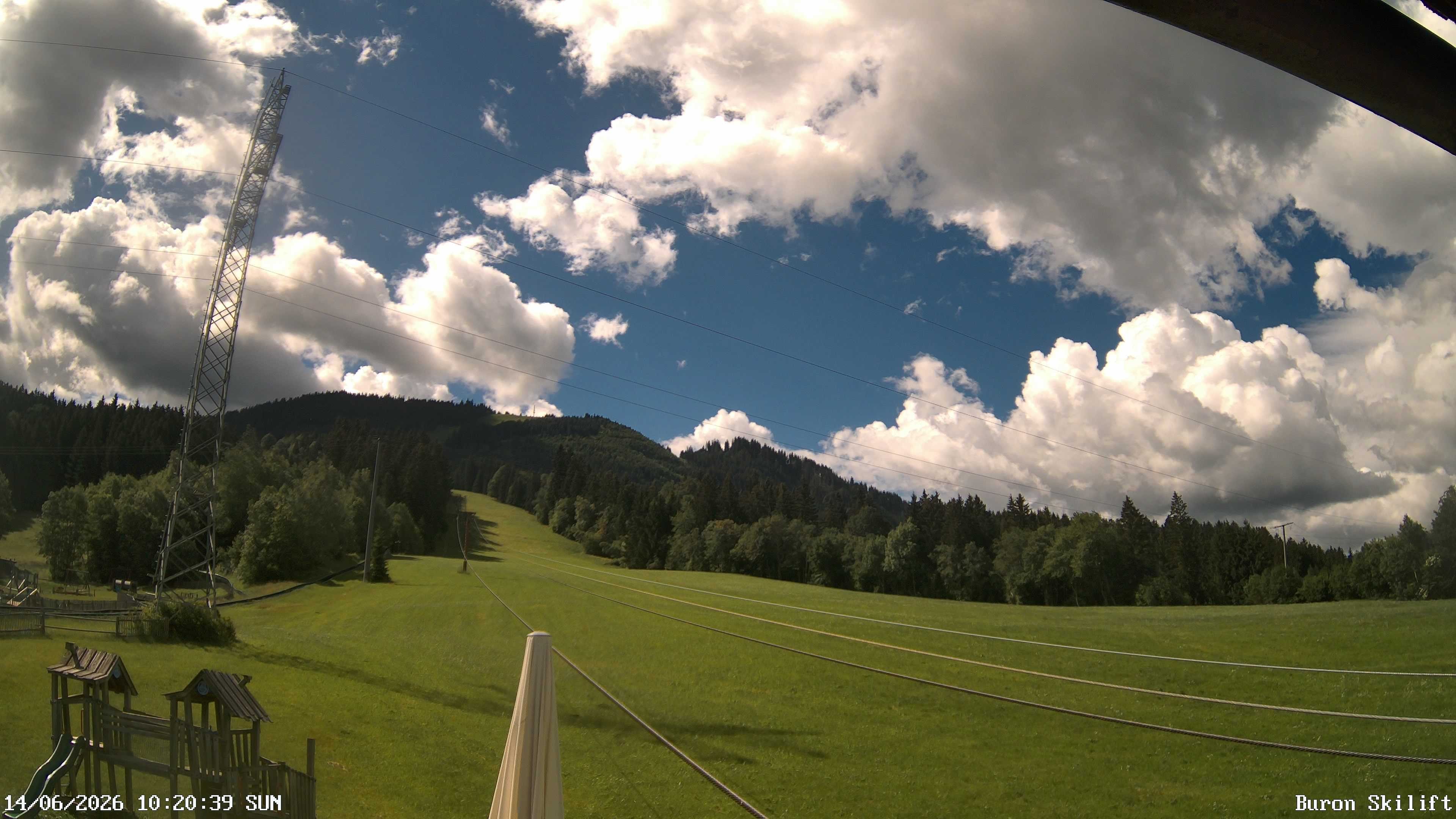 Archiv Foto Webcam Blick von der Talstation des Schlepplifts Buron auf den Lift und die Piste