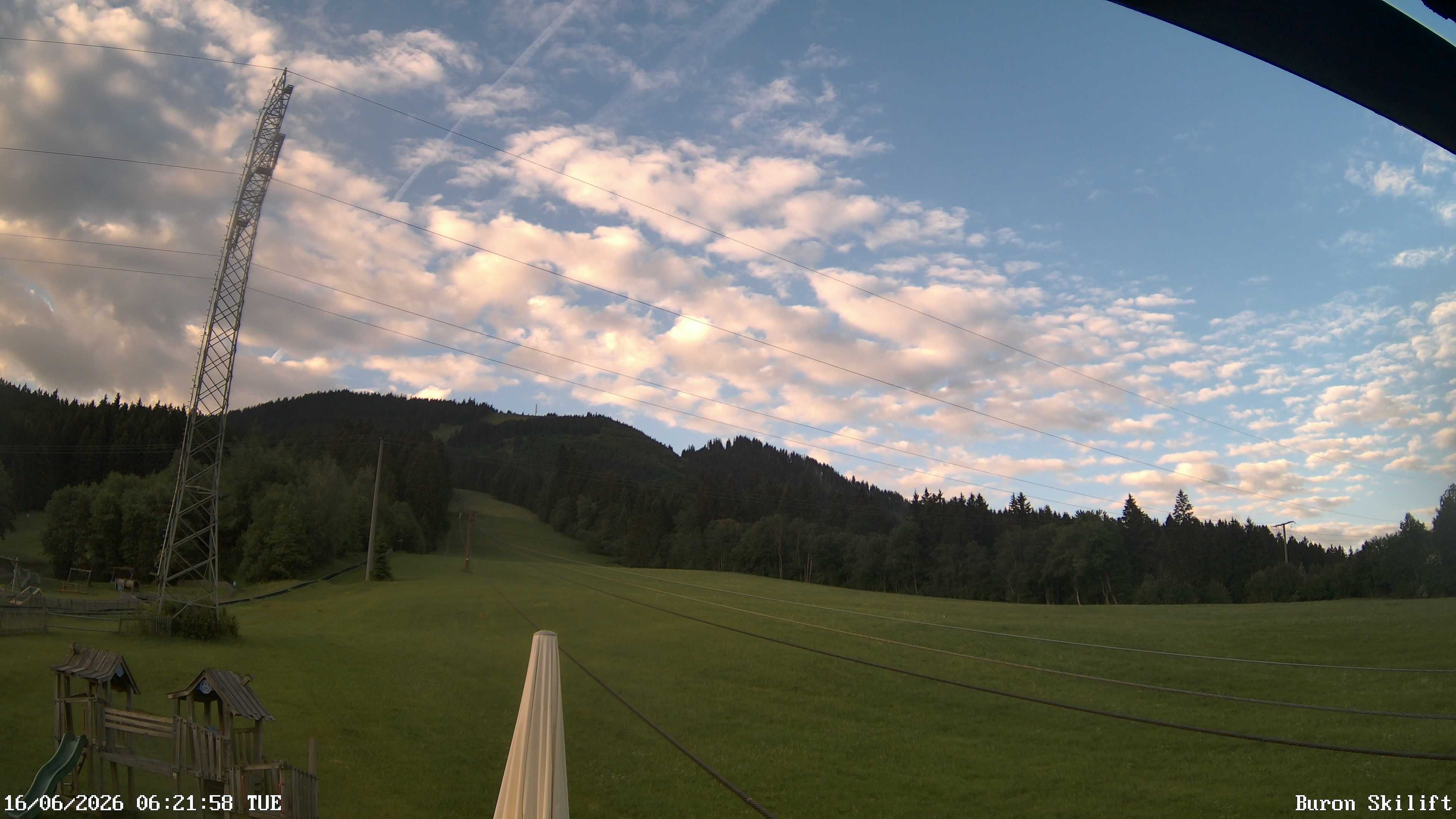 Archiv Foto Webcam Blick von der Talstation des Schlepplifts Buron auf den Lift und die Piste