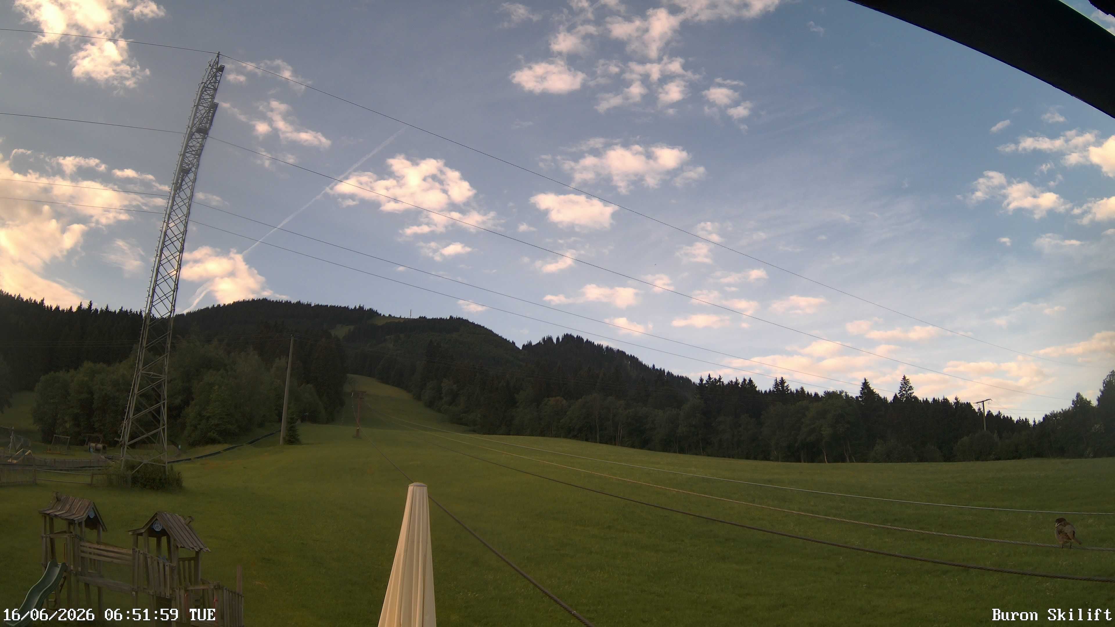 Archiv Foto Webcam Blick von der Talstation des Schlepplifts Buron auf den Lift und die Piste