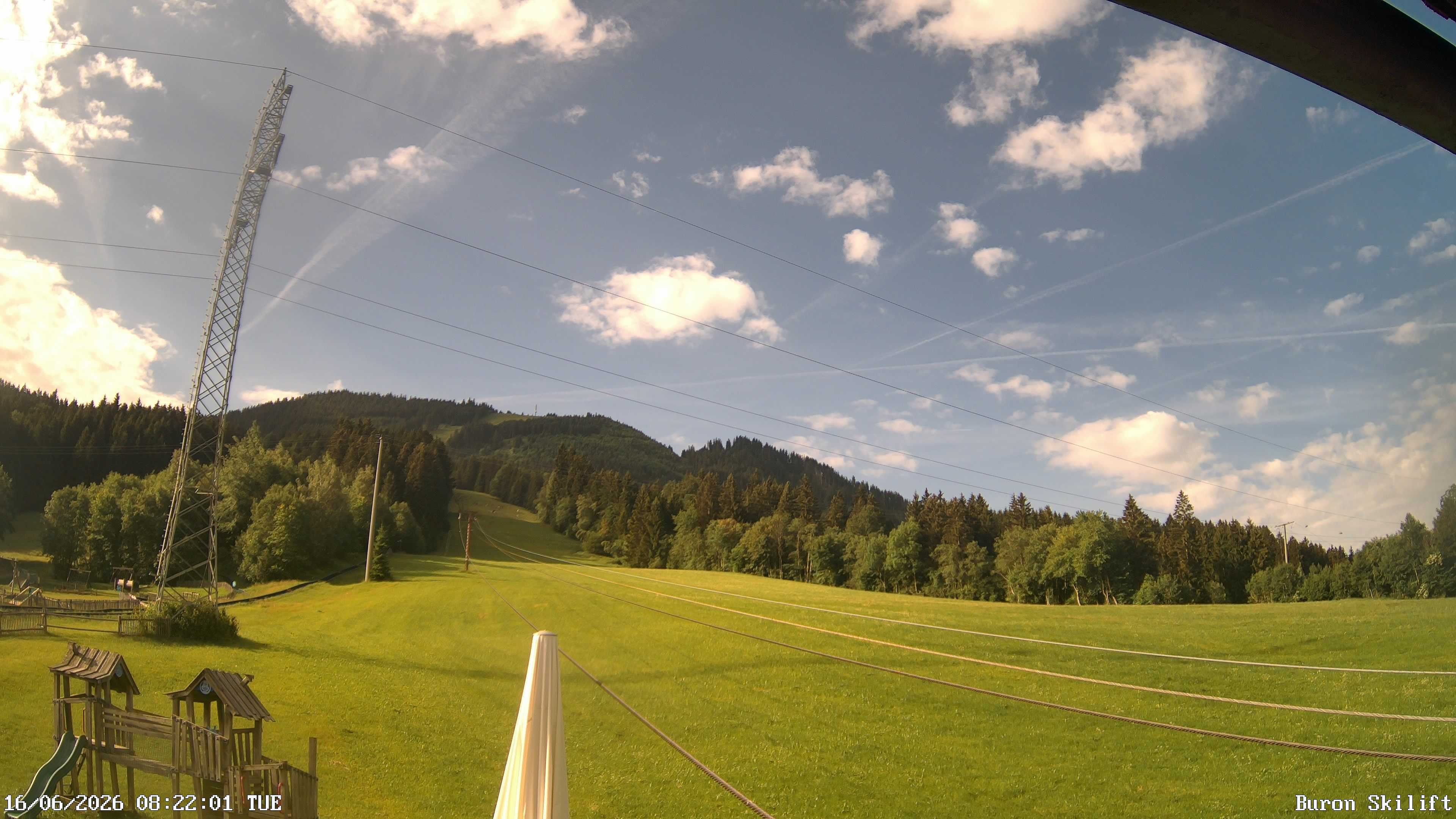 Archiv Foto Webcam Blick von der Talstation des Schlepplifts Buron auf den Lift und die Piste