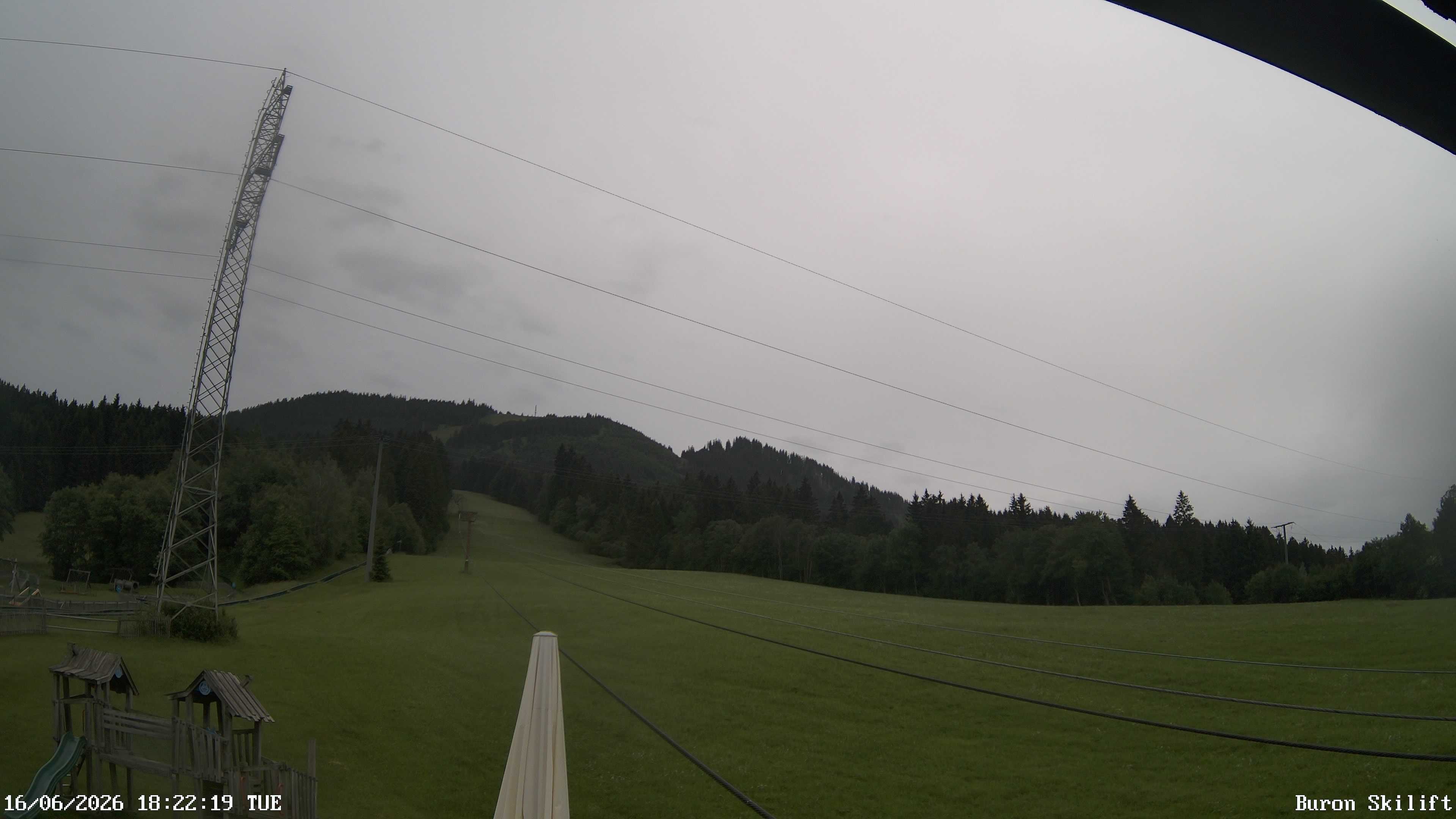 Archiv Foto Webcam Blick von der Talstation des Schlepplifts Buron auf den Lift und die Piste