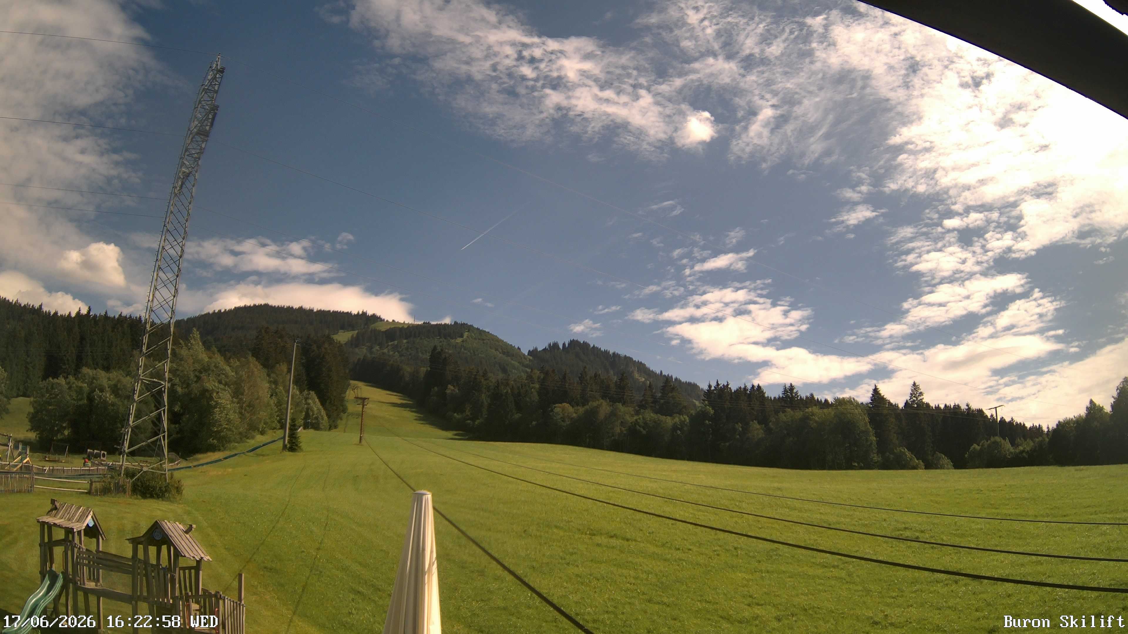 Archiv Foto Webcam Blick von der Talstation des Schlepplifts Buron auf den Lift und die Piste