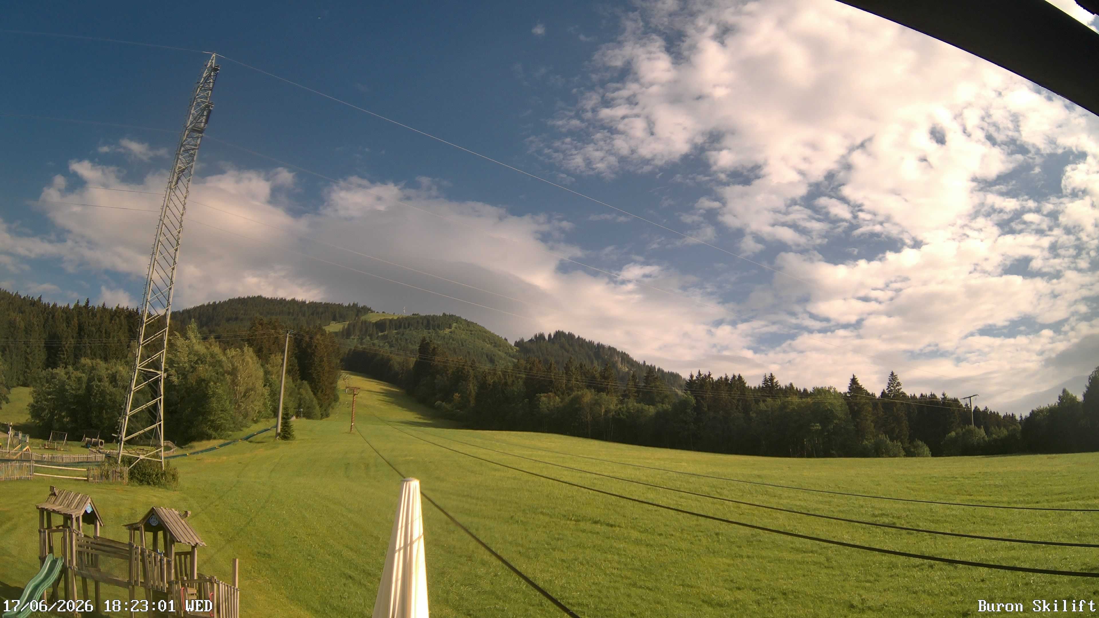 Archiv Foto Webcam Blick von der Talstation des Schlepplifts Buron auf den Lift und die Piste