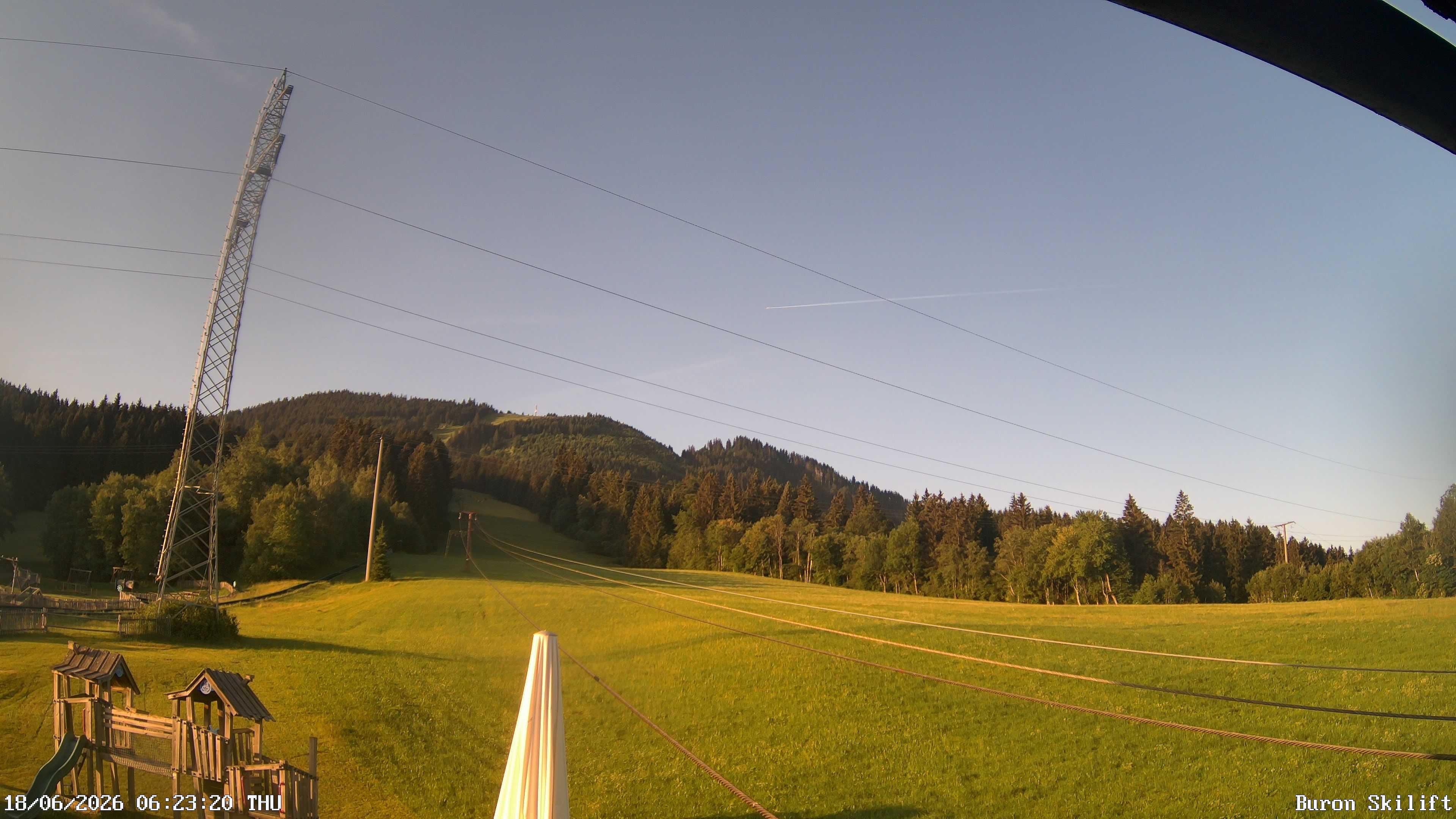 Archiv Foto Webcam Blick von der Talstation des Schlepplifts Buron auf den Lift und die Piste
