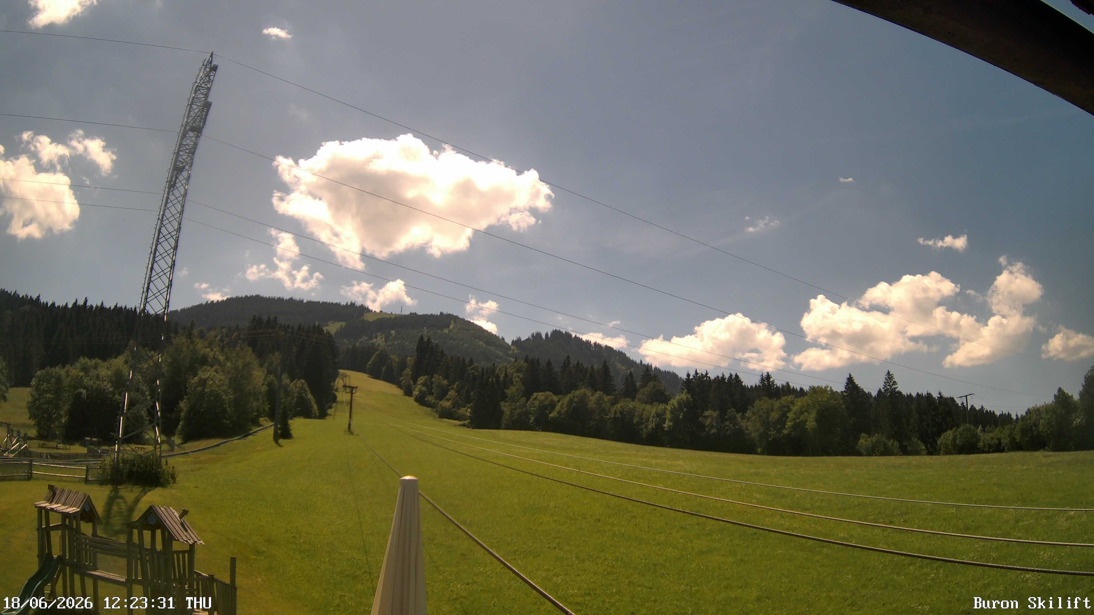 Archiv Foto Webcam Blick von der Talstation des Schlepplifts Buron auf den Lift und die Piste