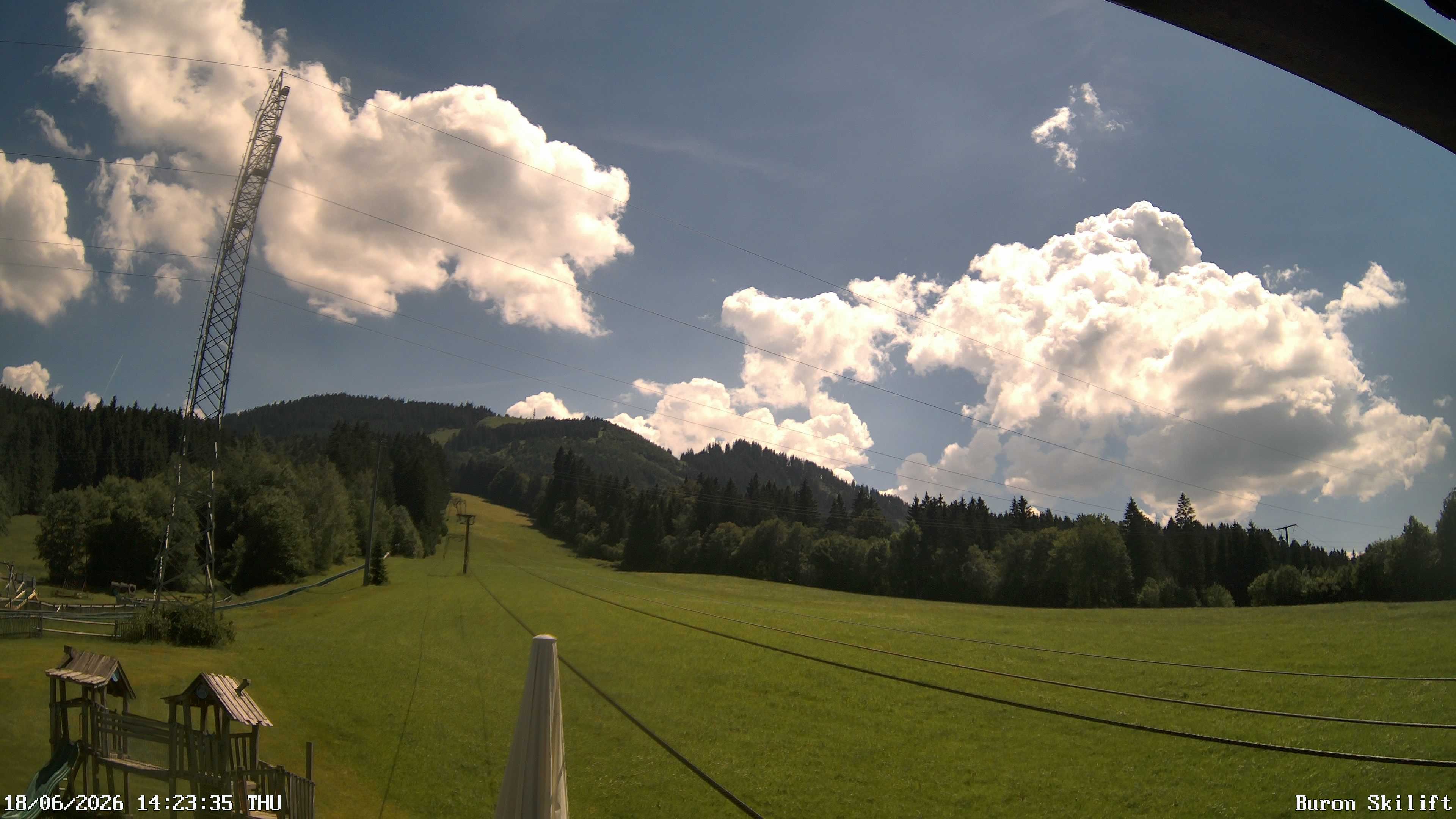 Archiv Foto Webcam Blick von der Talstation des Schlepplifts Buron auf den Lift und die Piste