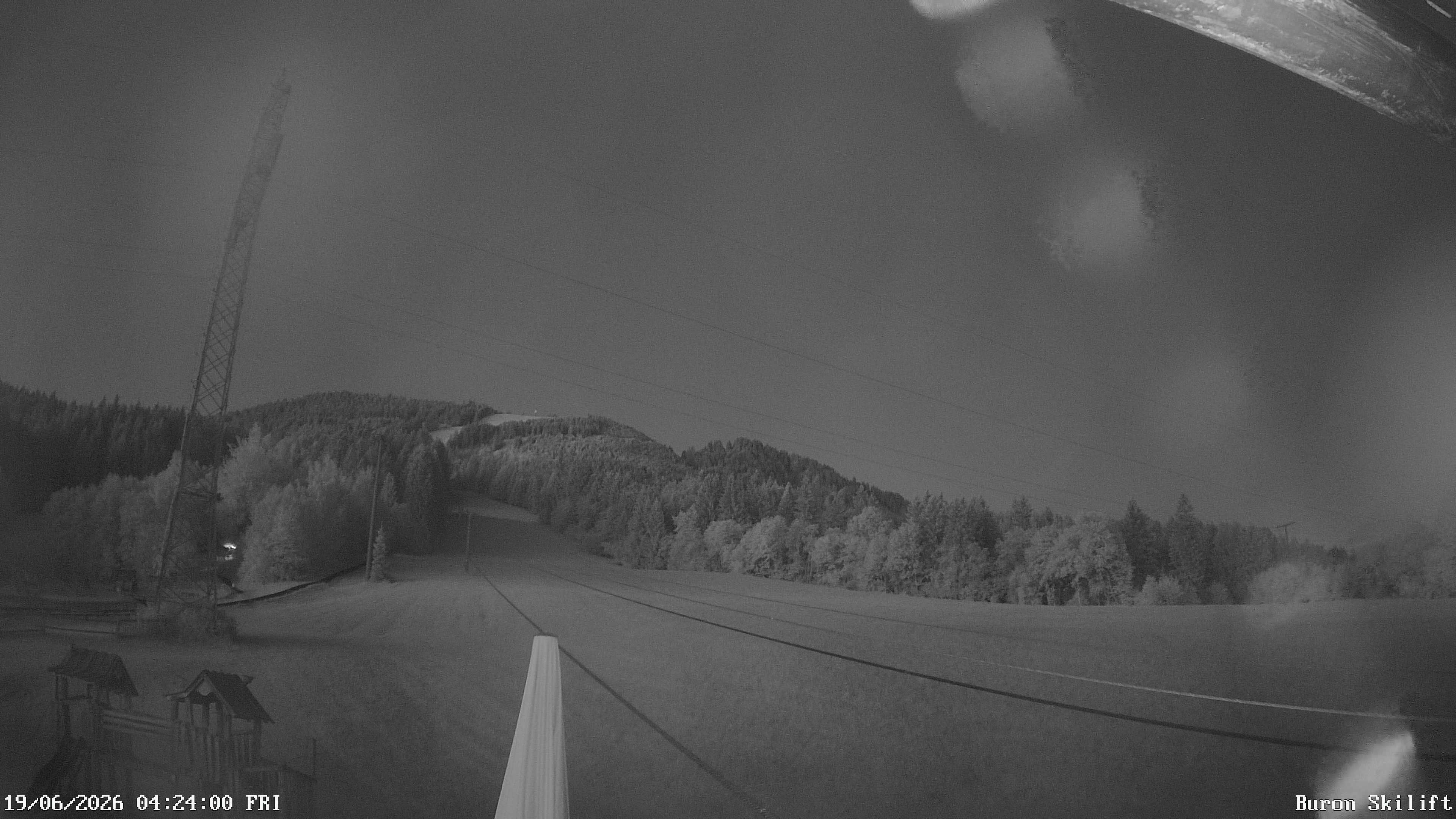 Archiv Foto Webcam Blick von der Talstation des Schlepplifts Buron auf den Lift und die Piste