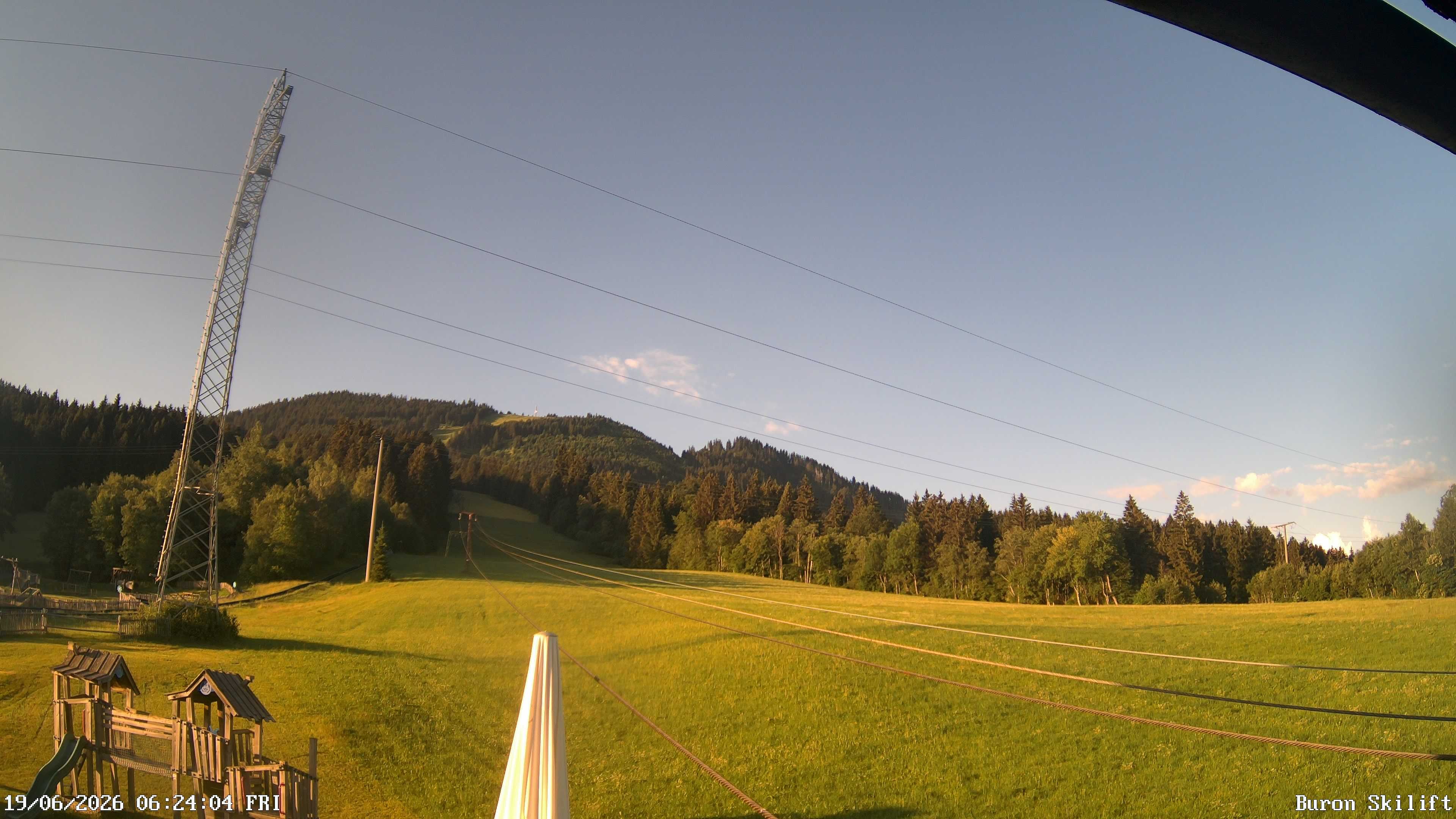 Archiv Foto Webcam Blick von der Talstation des Schlepplifts Buron auf den Lift und die Piste