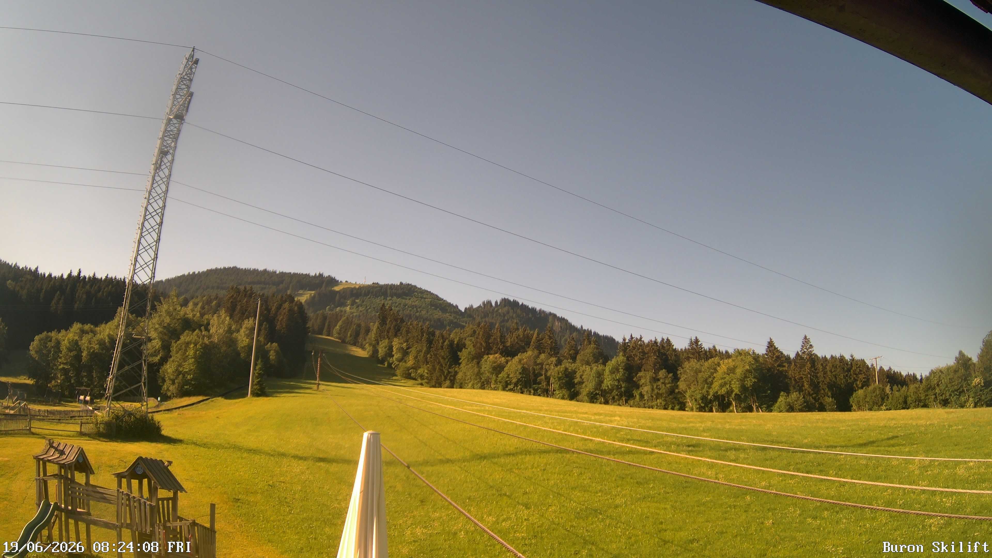 Archiv Foto Webcam Blick von der Talstation des Schlepplifts Buron auf den Lift und die Piste