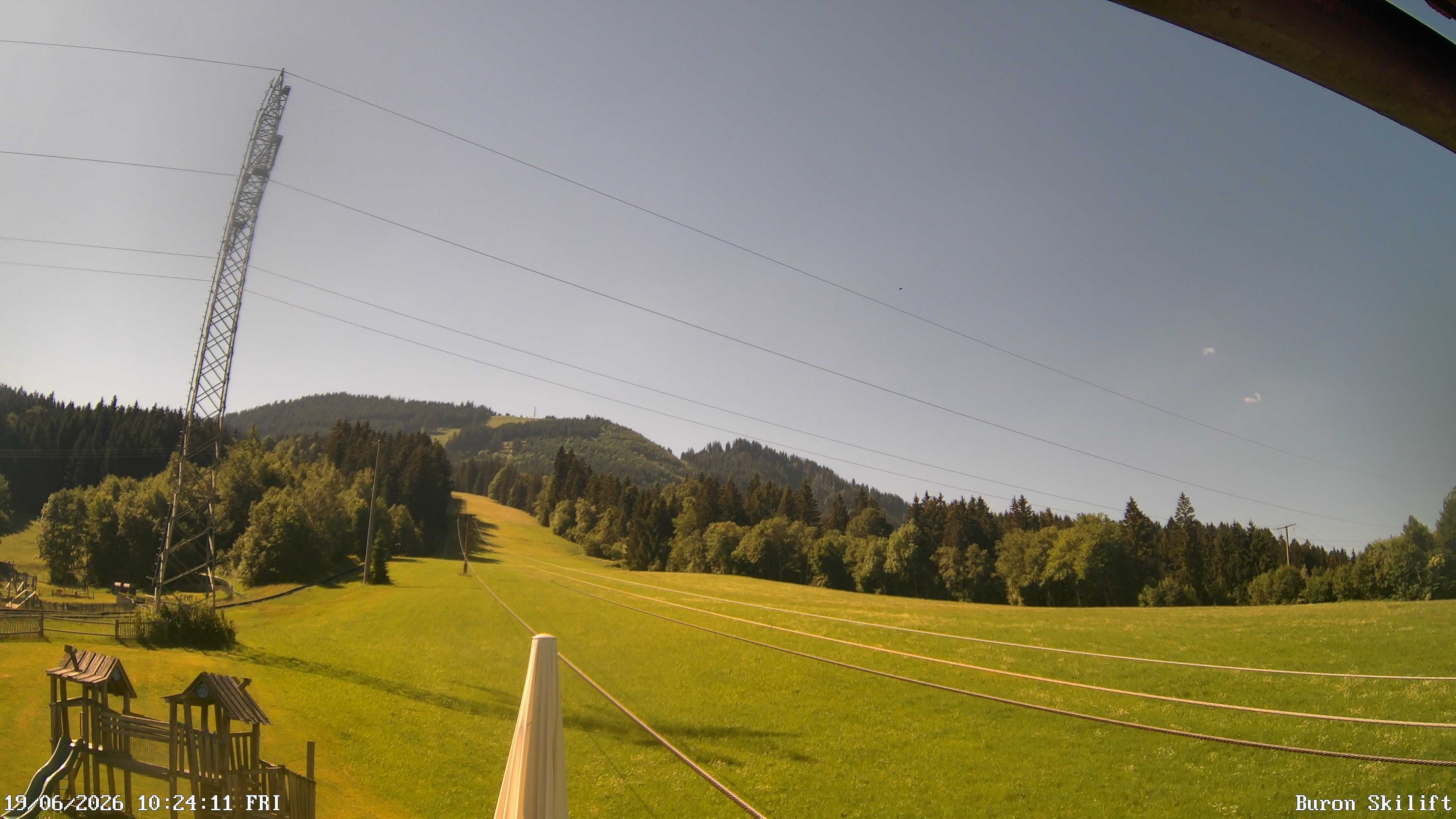 Archiv Foto Webcam Blick von der Talstation des Schlepplifts Buron auf den Lift und die Piste