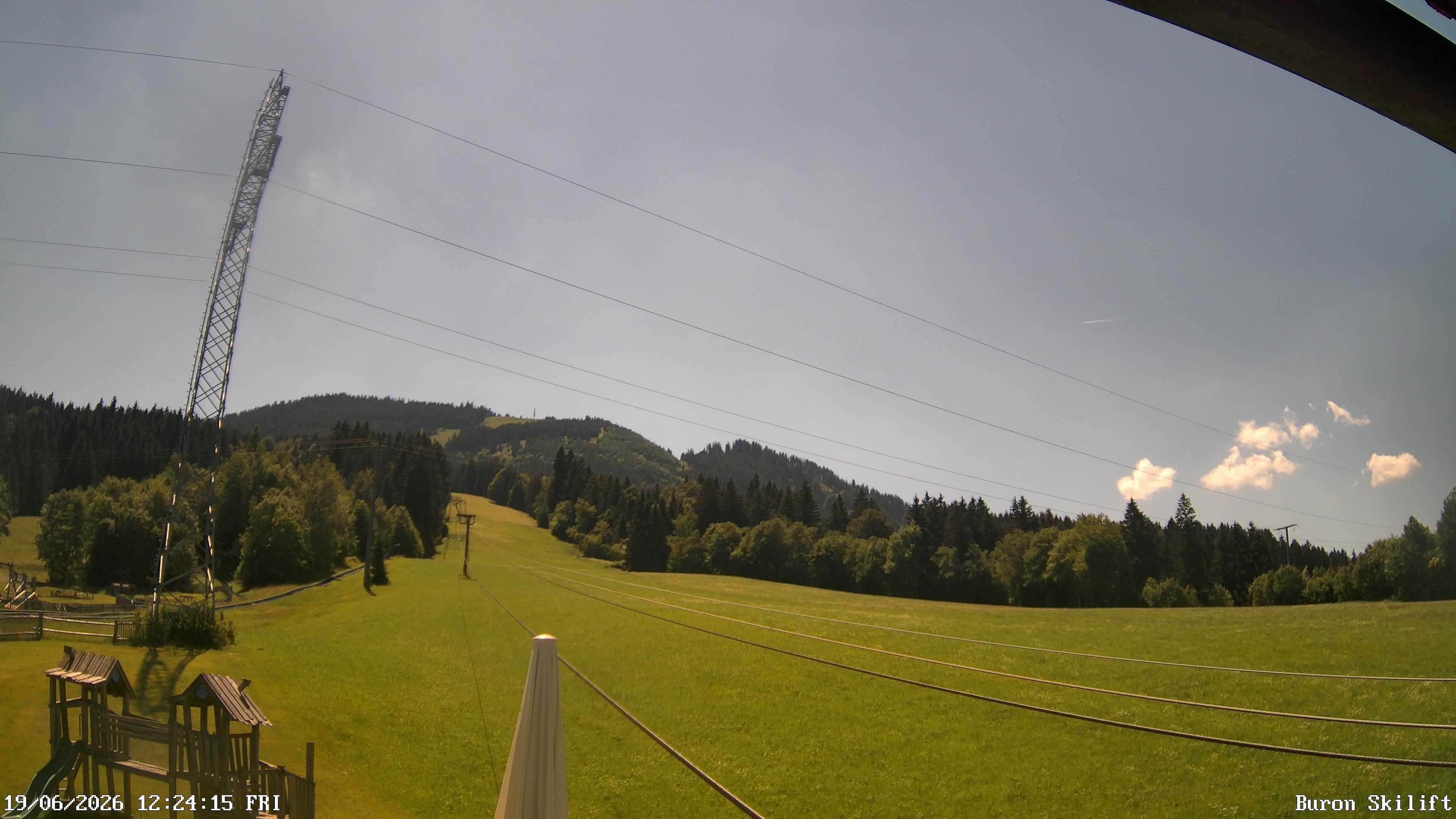 Archiv Foto Webcam Blick von der Talstation des Schlepplifts Buron auf den Lift und die Piste