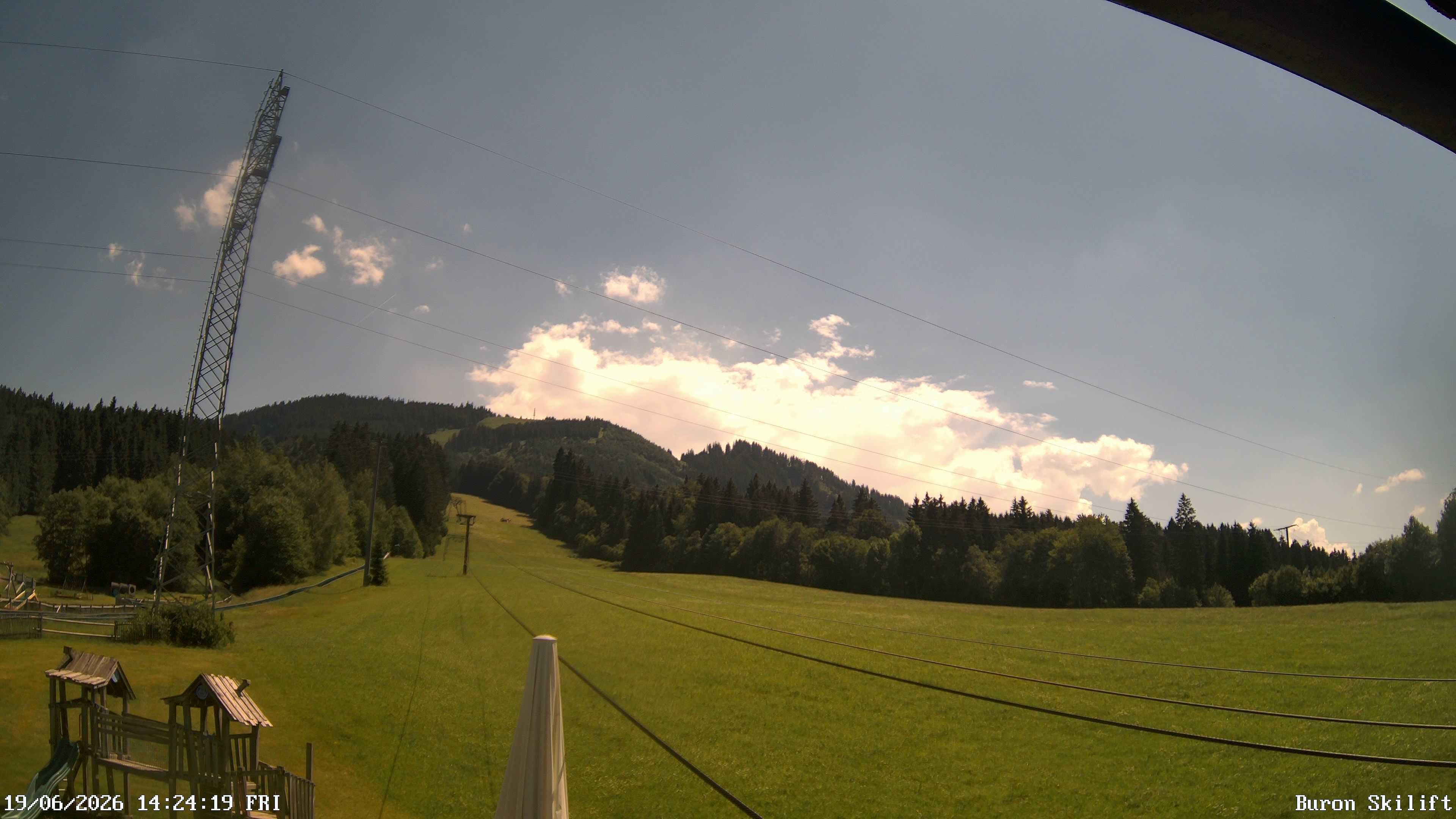 Archiv Foto Webcam Blick von der Talstation des Schlepplifts Buron auf den Lift und die Piste