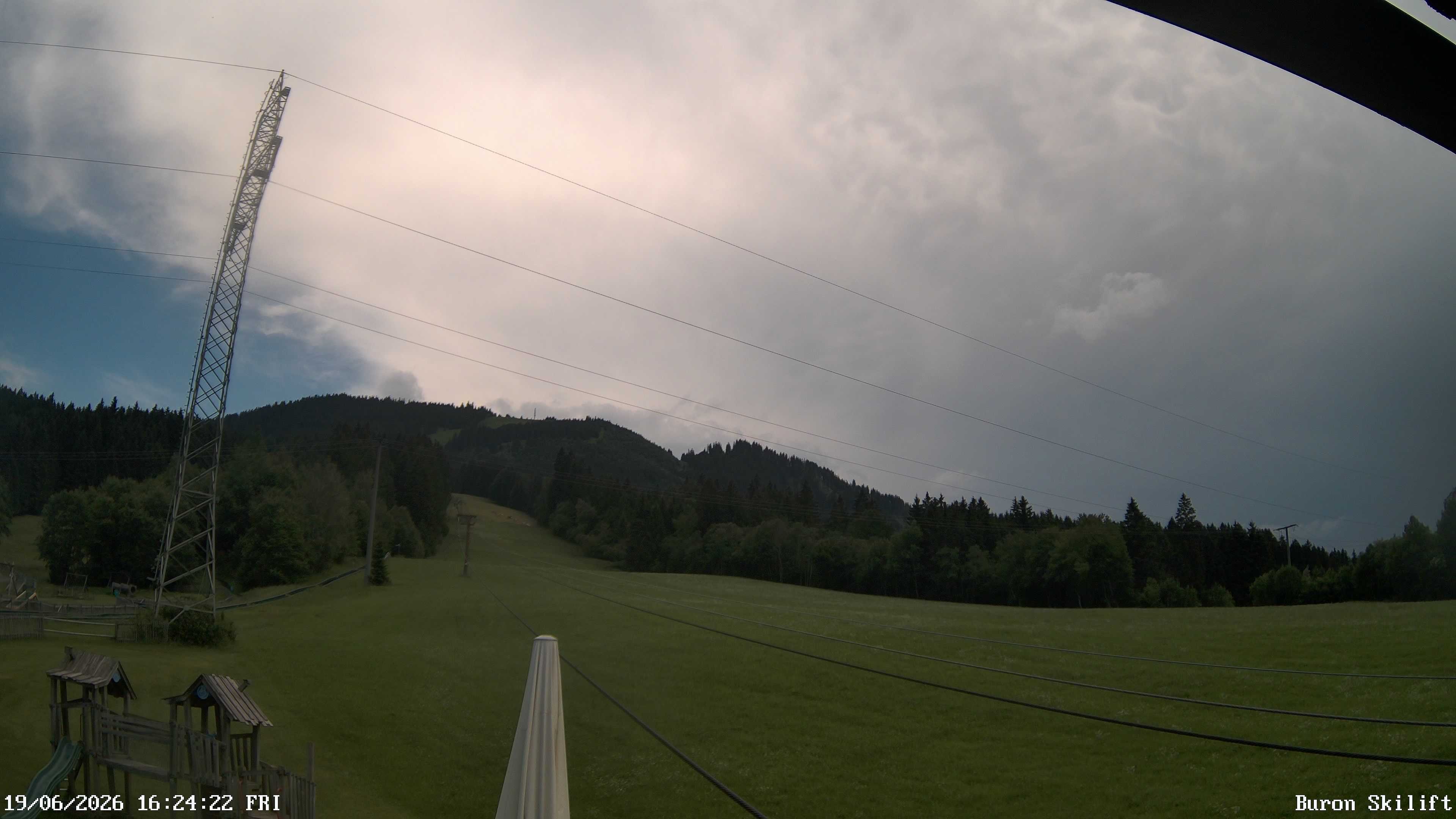Archiv Foto Webcam Blick von der Talstation des Schlepplifts Buron auf den Lift und die Piste