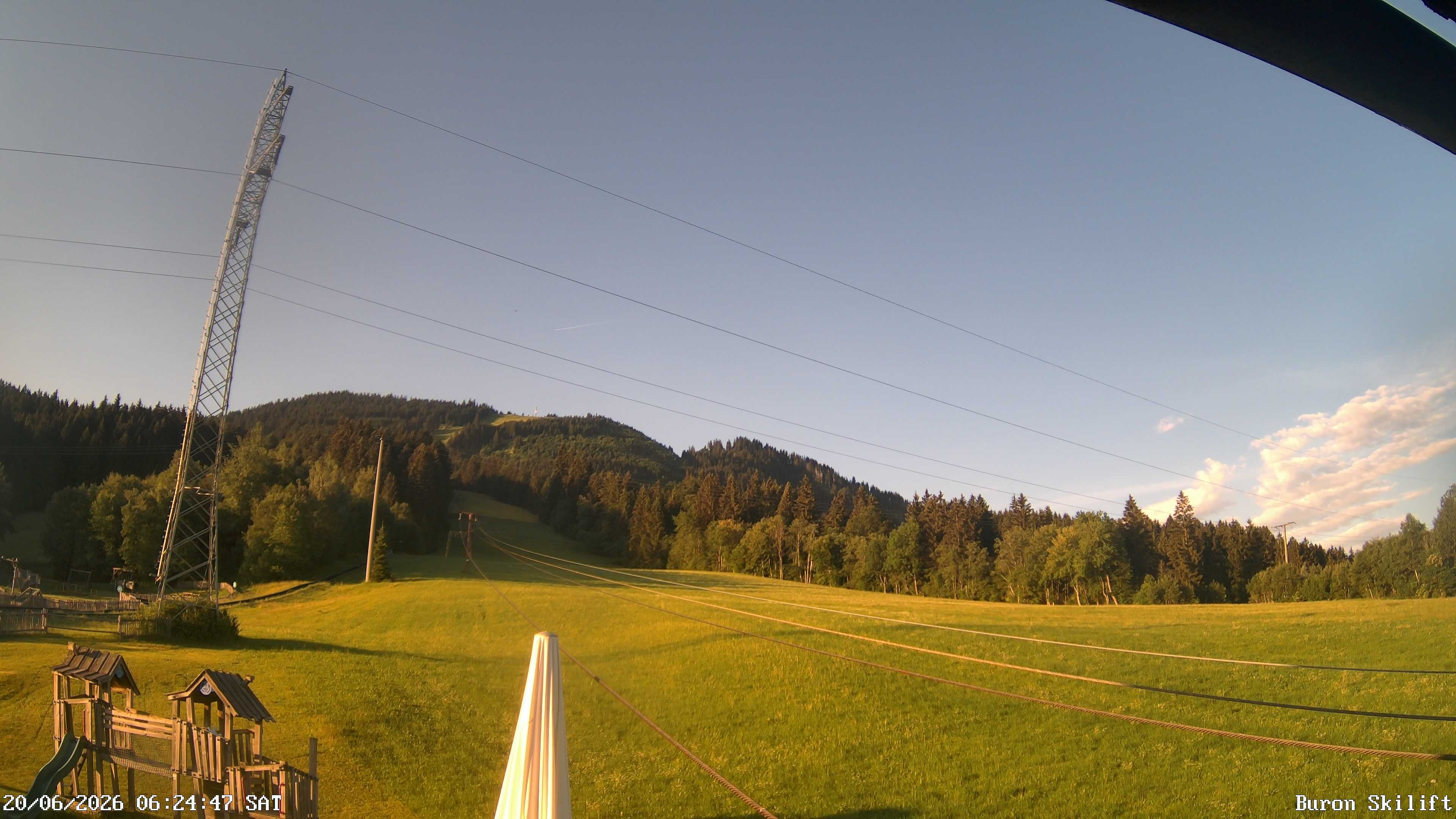 Archiv Foto Webcam Blick von der Talstation des Schlepplifts Buron auf den Lift und die Piste