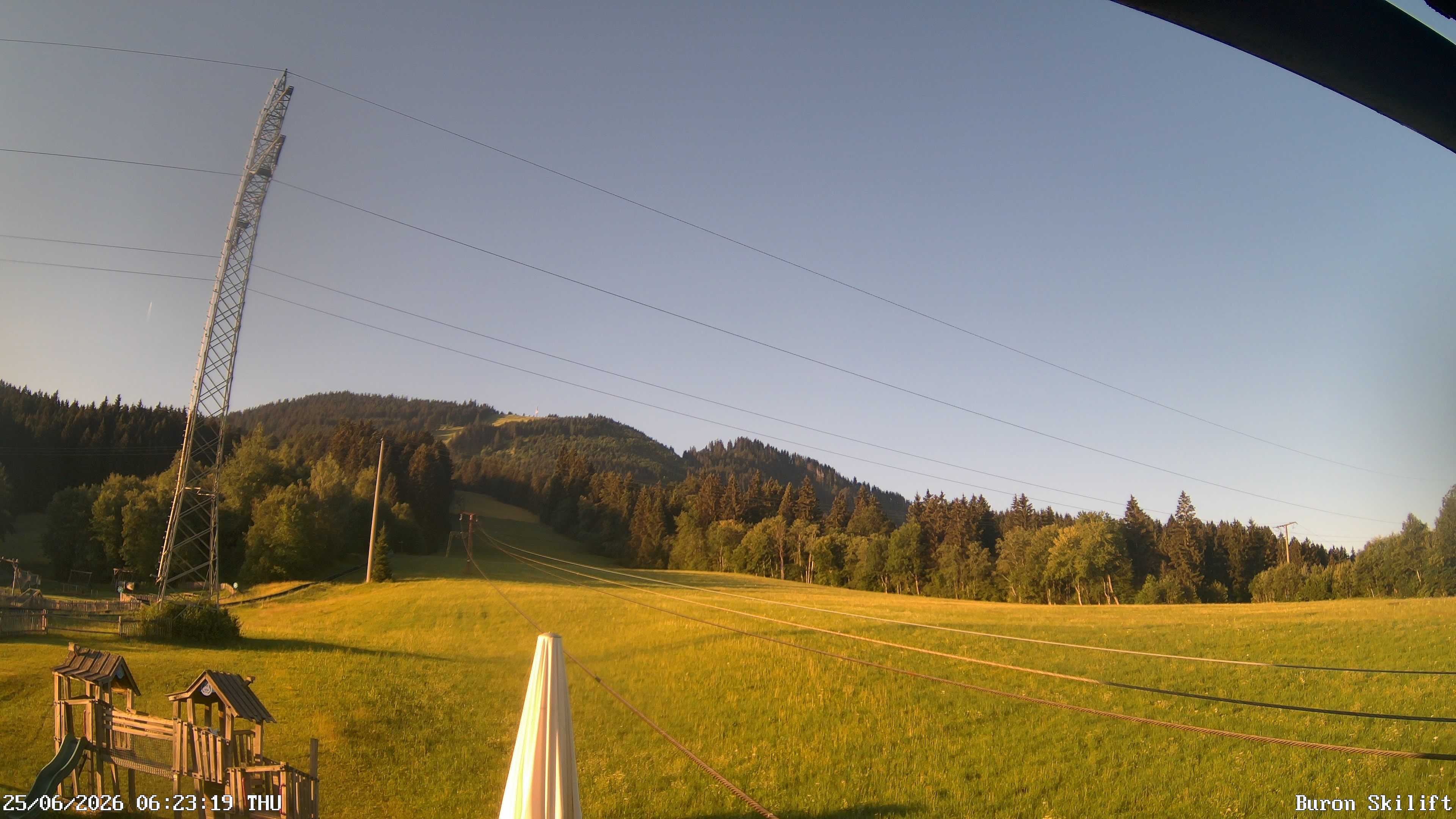 Archiv Foto Webcam Blick von der Talstation des Schlepplifts Buron auf den Lift und die Piste