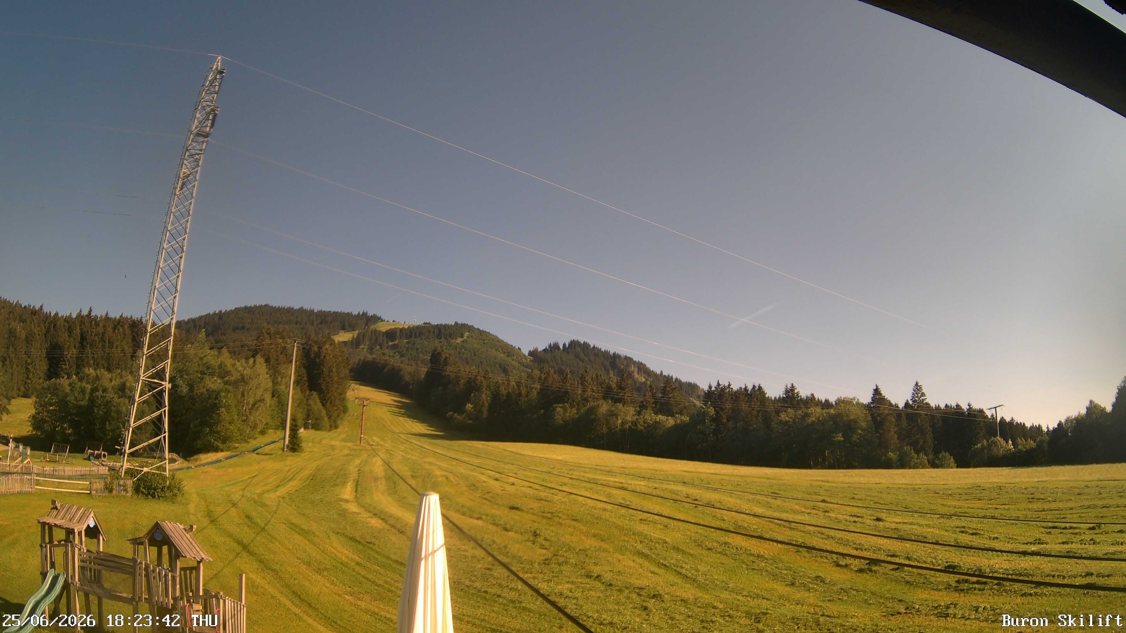 Archiv Foto Webcam Blick von der Talstation des Schlepplifts Buron auf den Lift und die Piste