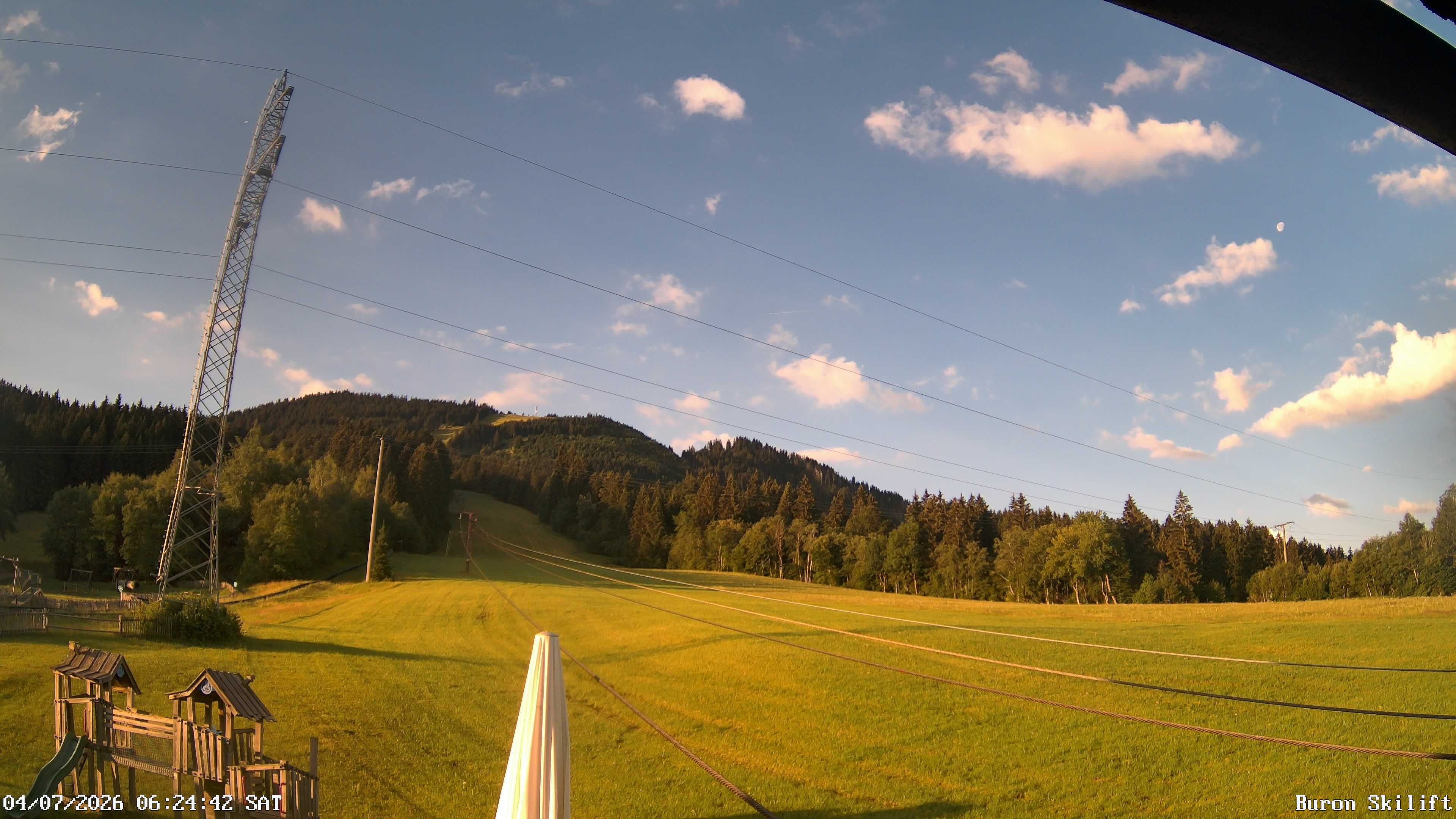 Archiv Foto Webcam Blick von der Talstation des Schlepplifts Buron auf den Lift und die Piste