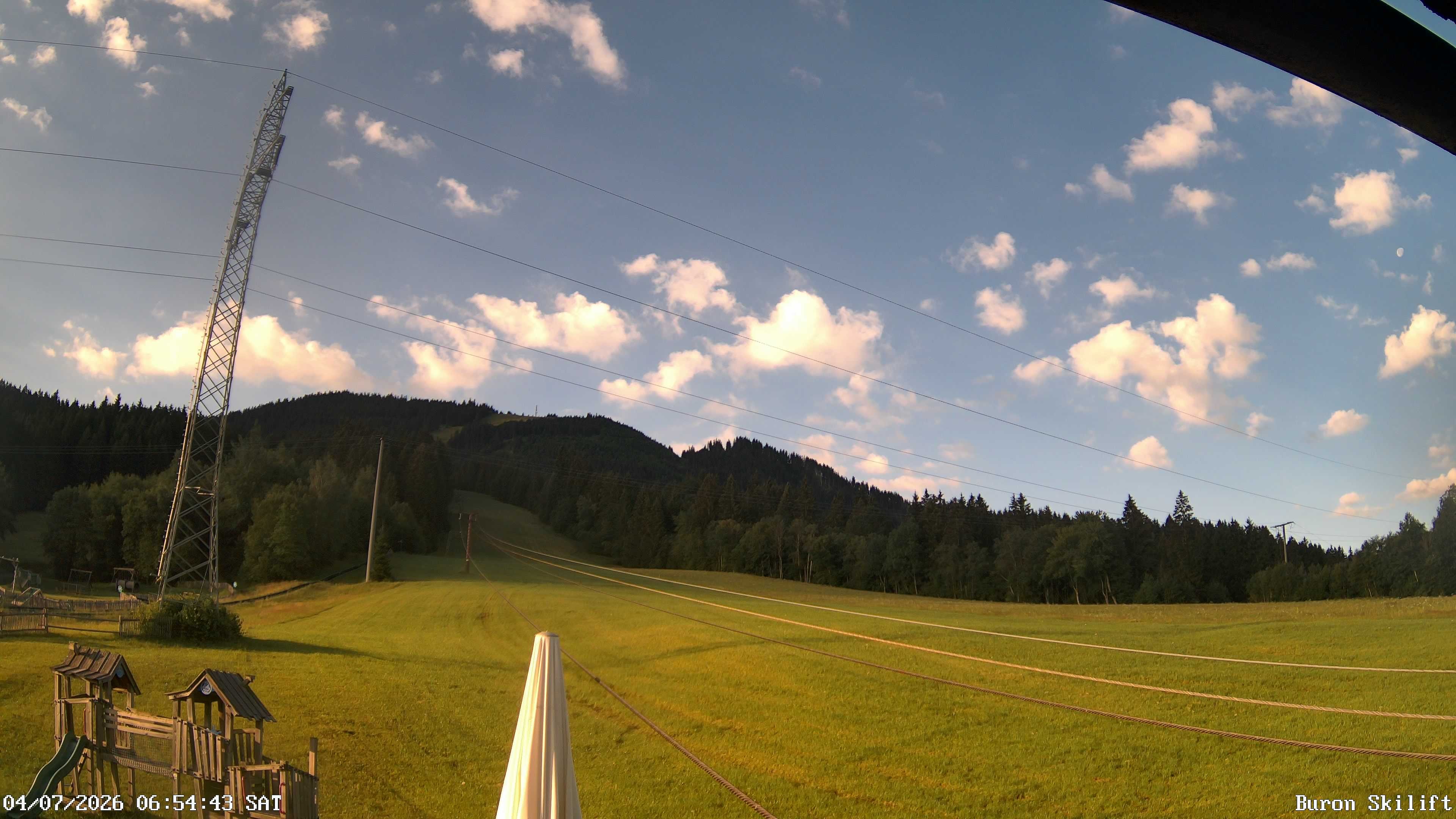 Archiv Foto Webcam Blick von der Talstation des Schlepplifts Buron auf den Lift und die Piste