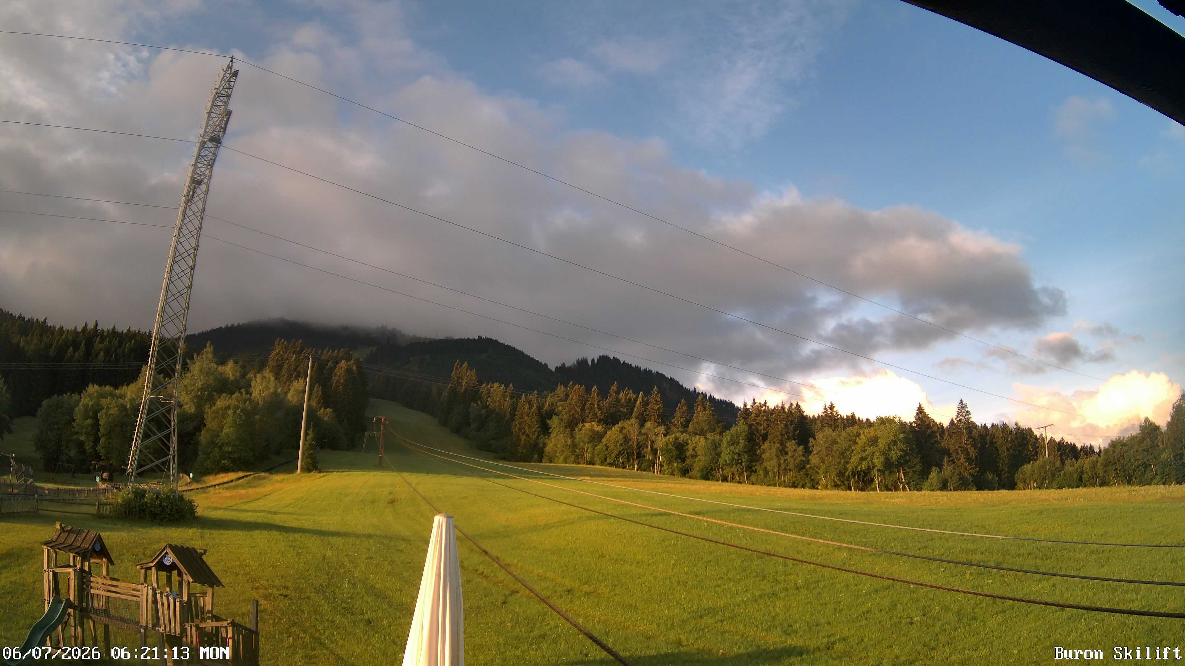 Archiv Foto Webcam Blick von der Talstation des Schlepplifts Buron auf den Lift und die Piste