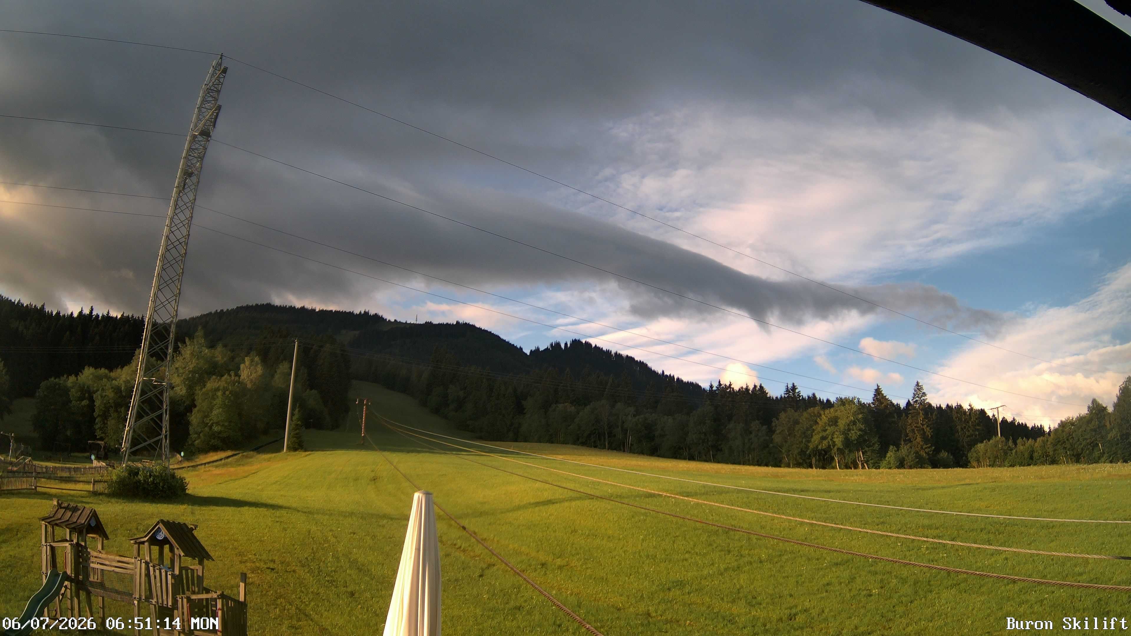 Archiv Foto Webcam Blick von der Talstation des Schlepplifts Buron auf den Lift und die Piste