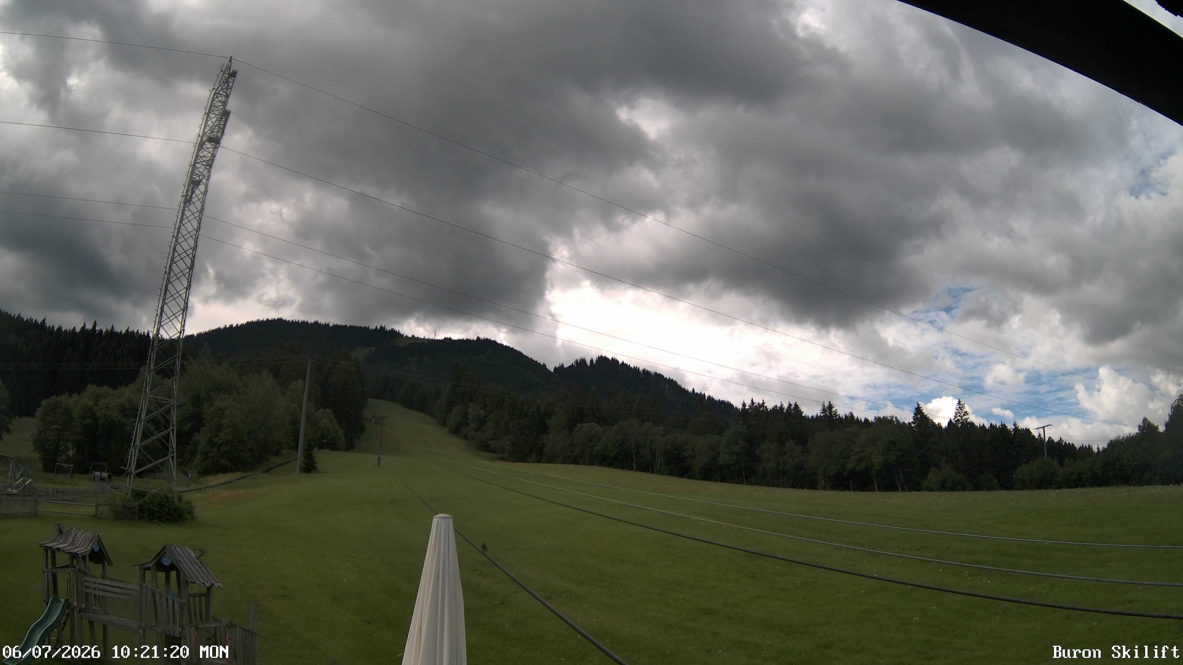Archiv Foto Webcam Blick von der Talstation des Schlepplifts Buron auf den Lift und die Piste